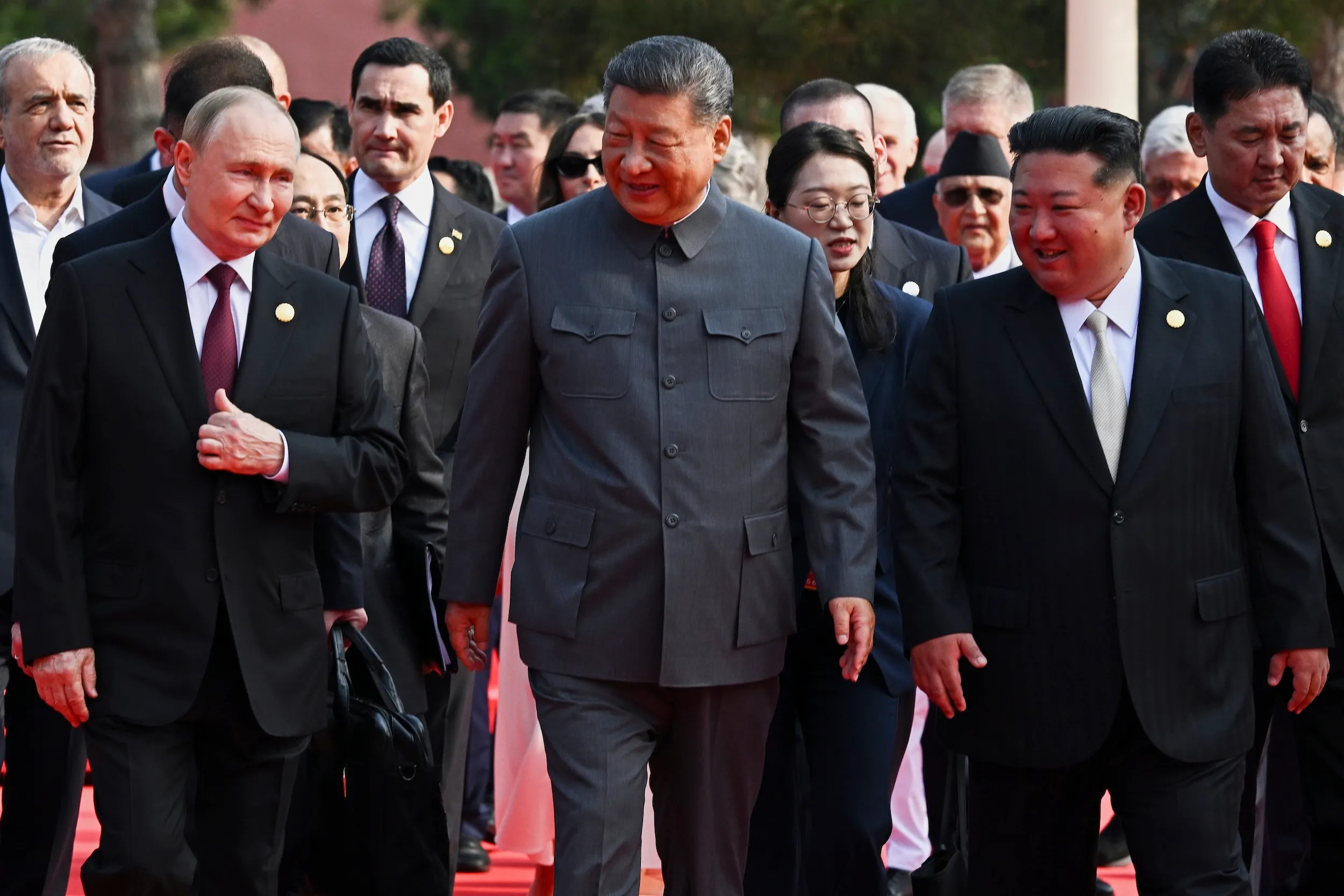 ロシアのプーチン大統領と北朝鮮の金正恩指導者が北京で中国国家主席の習近平と共に93閲兵式に参加した。（AP通信）