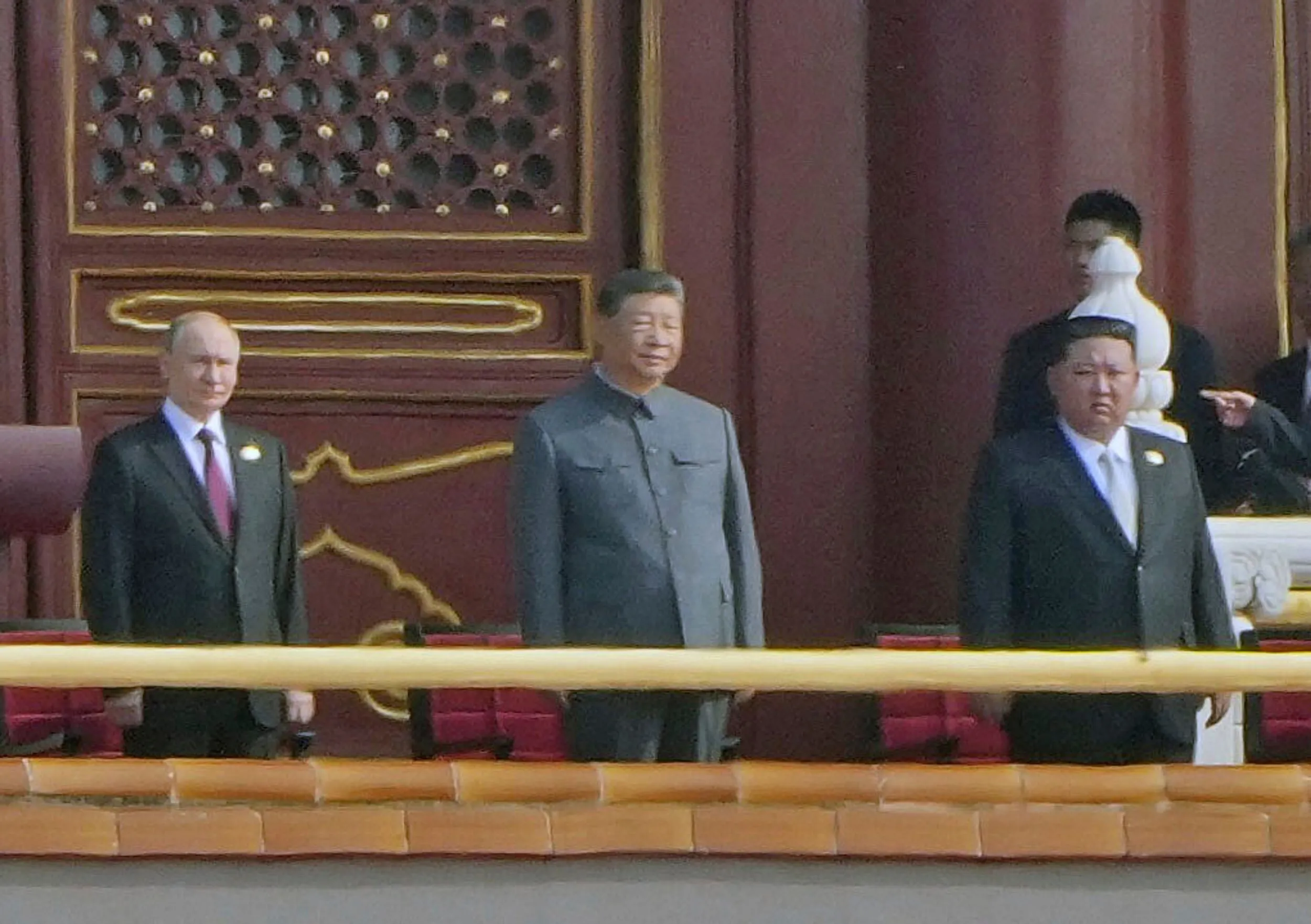 ロシアのプーチン大統領と北朝鮮の金正恩指導者が北京で中国国家主席習近平と共に9月3日の大観兵式に参加。（AP通信）