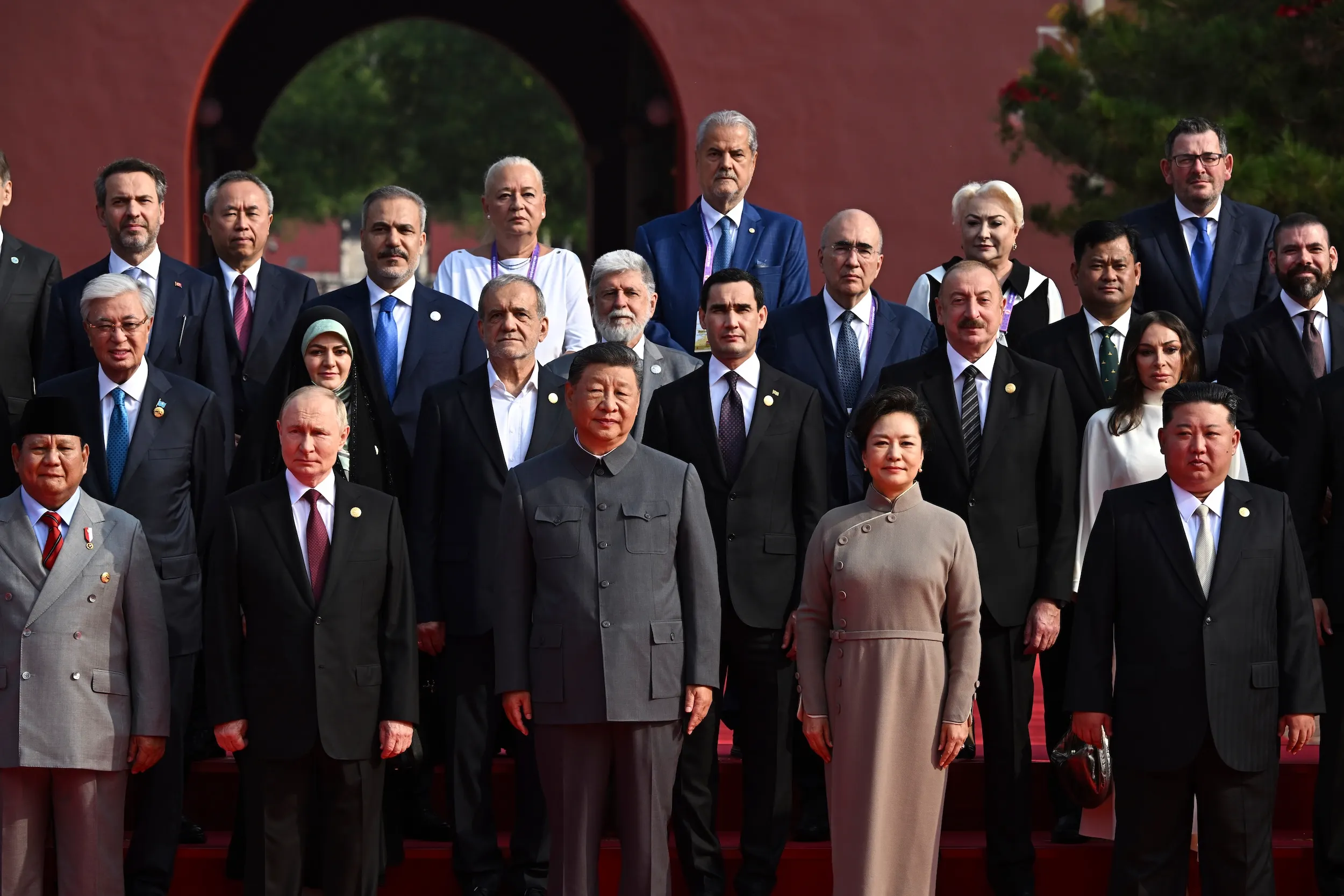 中国国家主席習近平と9月3日の大観兵式に参加したロシアのプーチン大統領、北朝鮮の金正恩らが北京で記念撮影。（AP通信）
