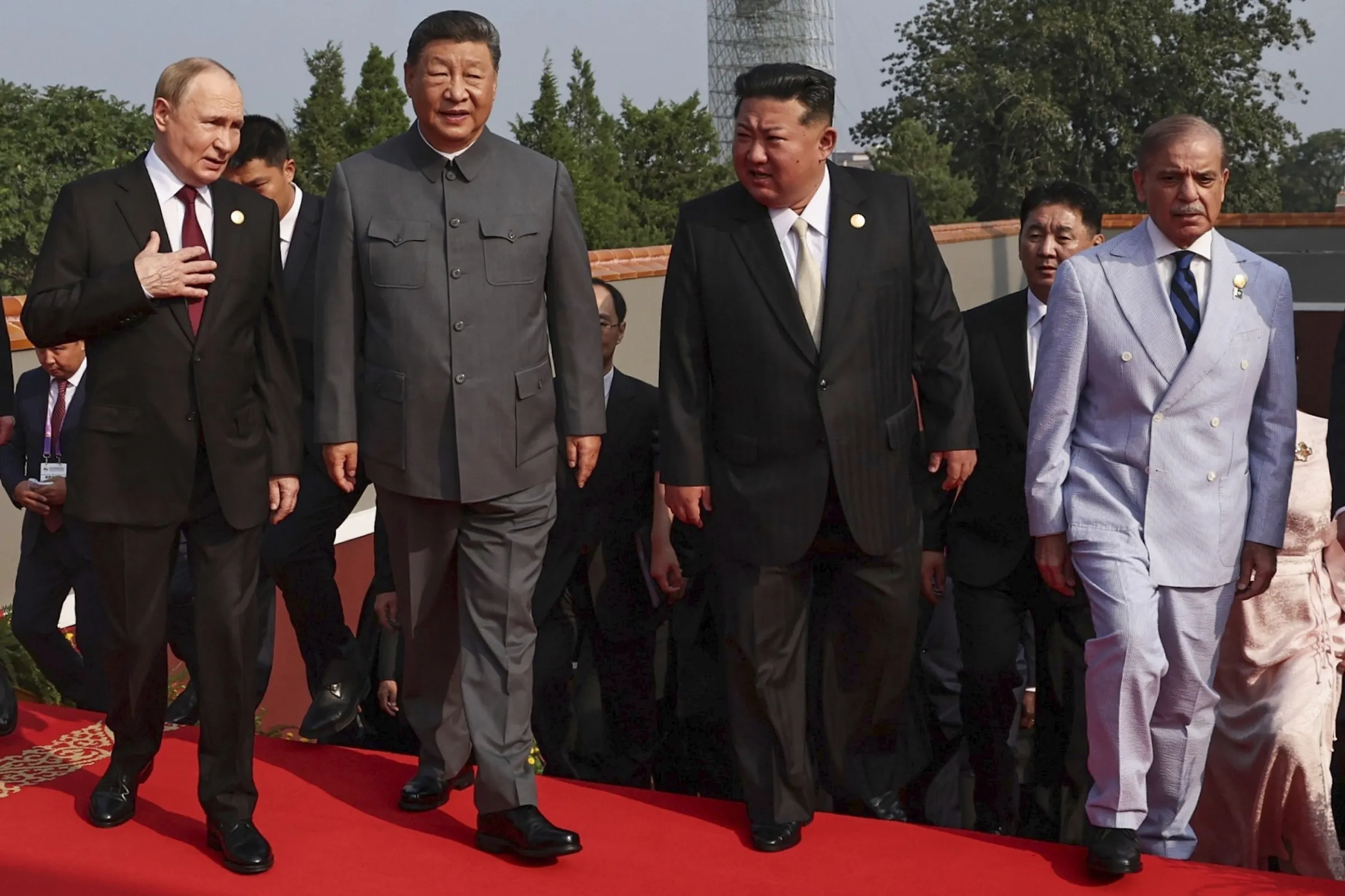 俄羅斯總統普京與北韓領導人金正恩在北京與中國國家主席習近平一起參加九三大閱兵。(美聯社)