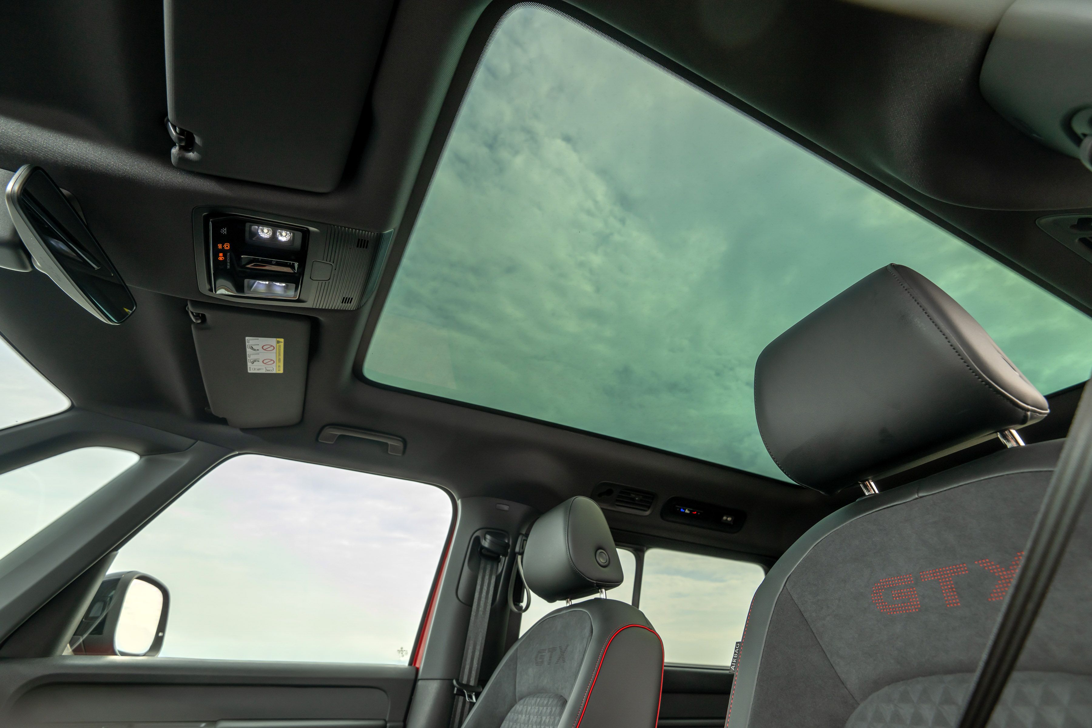 全新ID. BUZZ GTX將Smart Glass智能可變色全景玻璃車頂列為標配。（台灣福斯商旅提供）