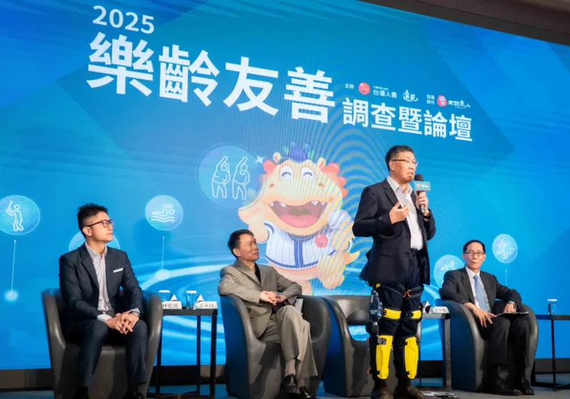 台灣人壽莊中慶總經理(右一)、金鐘視帝李天柱(左二)、緯創醫學科技董事長黃俊東(右二)及可爾姿執行長林宏遠(左一)，暢談科技運動助攻樂齡友善。／台灣人壽提供