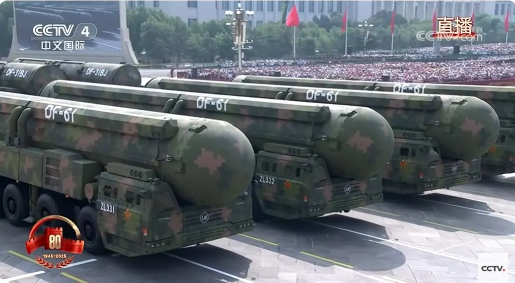 「東風-61」洲際彈道導彈首次亮相閱兵式，是繼現役「東風-41」之後中共最先進的洲際彈道導彈。（央視截圖）