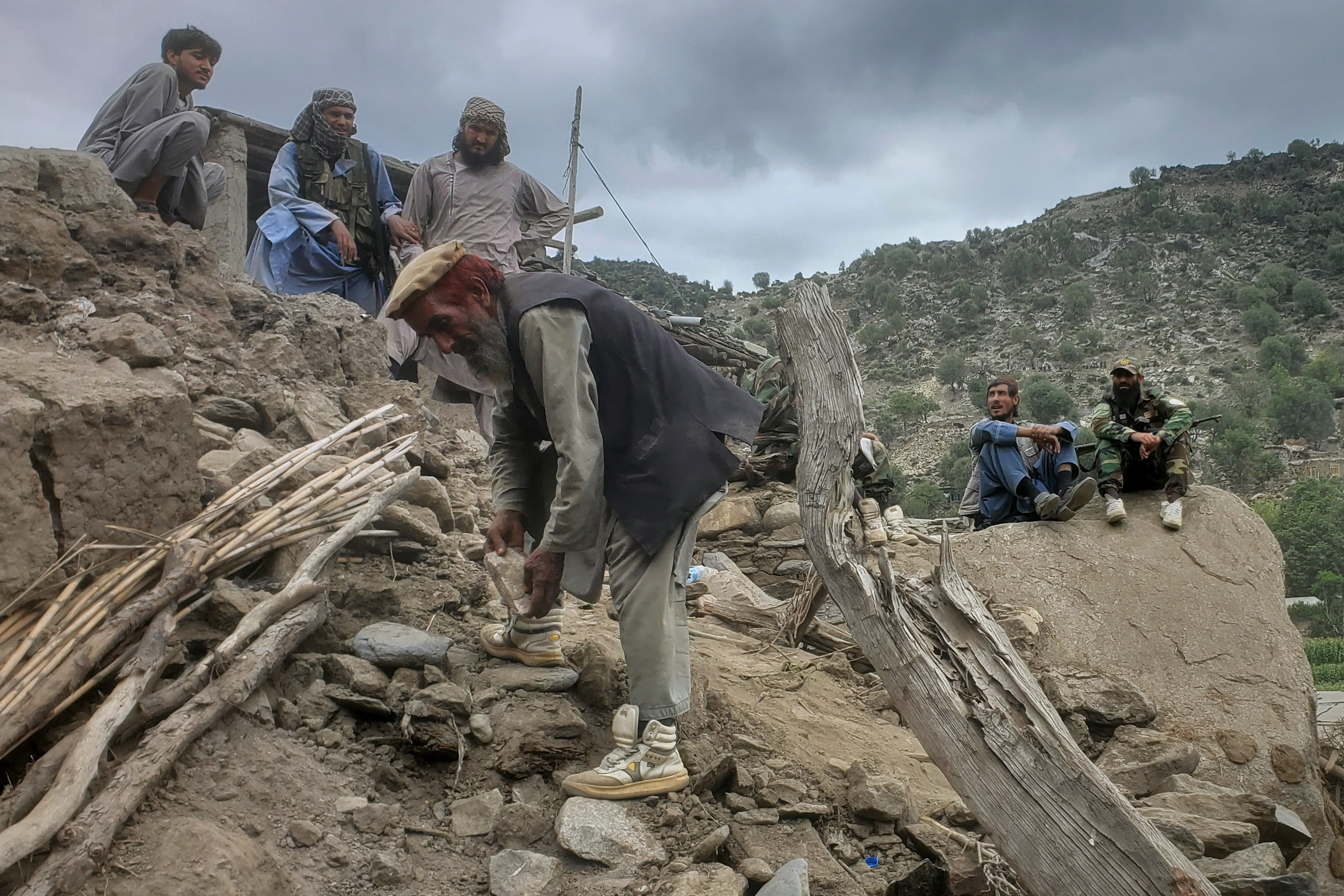 アフガニスタン東部でマグニチュード6.0の強震が発生し、1400人以上が死亡した。被災者は家屋の遺骸を片付けようとしている。（AP通信）