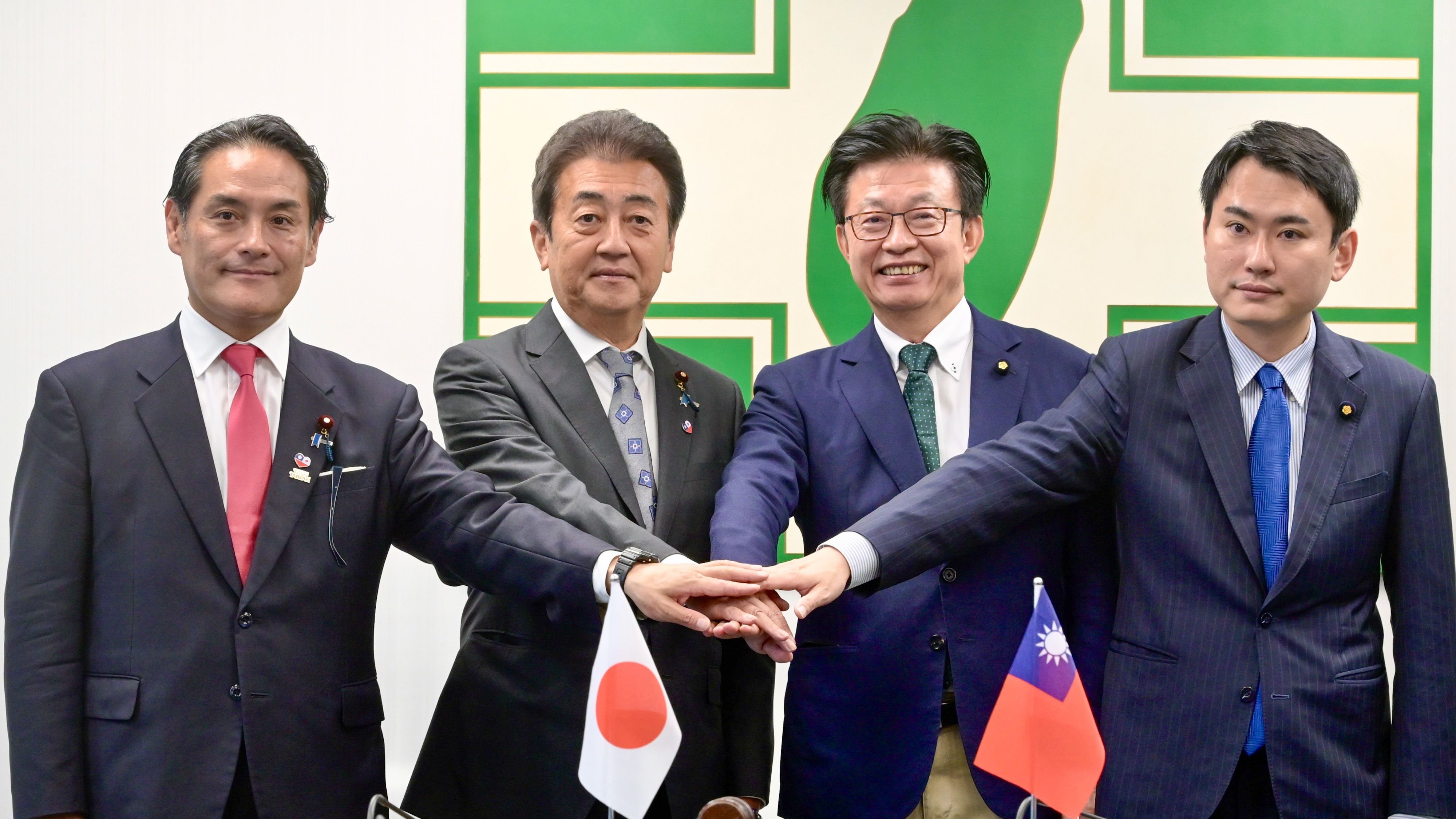 20250903-民進黨立委陳冠廷（右起）、郭國文、自民黨眾議員星野剛士、自民黨眾議員岩田和親3日出席2025民主進歩党-自由民主党「日台外交と防衛政策」2+2会談及び「拡大政策協議」記者会見。（颜麟宇撮）