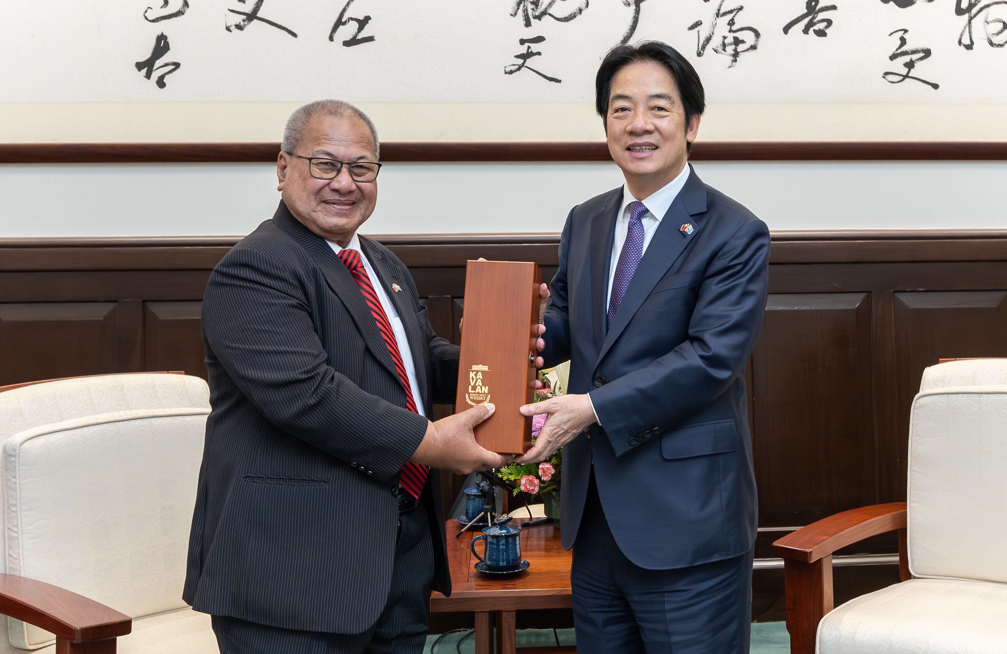 20250902-總統賴清德（右）2日下午於總統府接見第二度來台訪問的太平洋友邦吐瓦魯國會議長伊塔雷理（左）伉儷一行人。（總統府提供）