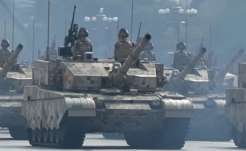 解放軍新一代裝甲裝備99B、100坦克亮相。（央視截圖）