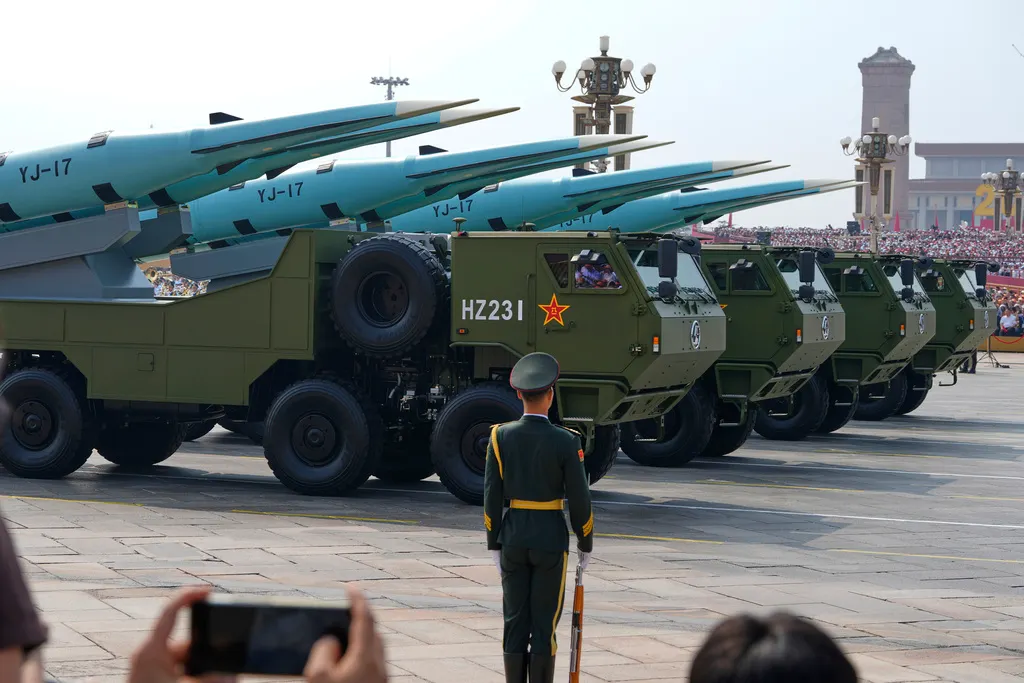 中国9/3在北京天安門で盛大な閲兵式が行われ、鷹撃（YJ）-17型高超音速対艦ミサイルが初登場。（AP通信）