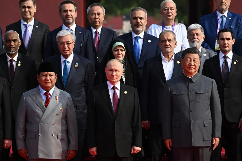 中国9/3で行われた盛大な閲兵式には、プーチン（中央）出席し、インドネシアやイランなど20か国の元首が北京を訪れた。（AP通信）