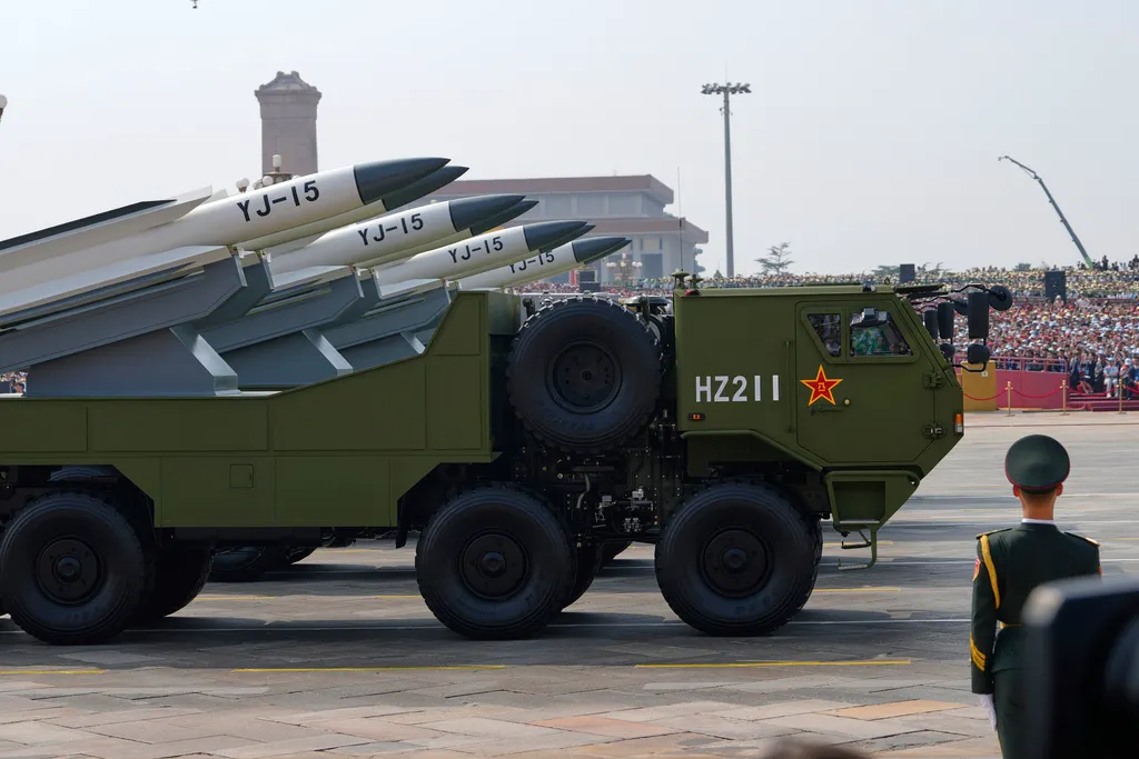 中国9/3在北京天安門で盛大な閲兵式が行われ、鷹撃（YJ）-15型高超音速対艦ミサイルが初登場。（AP通信）