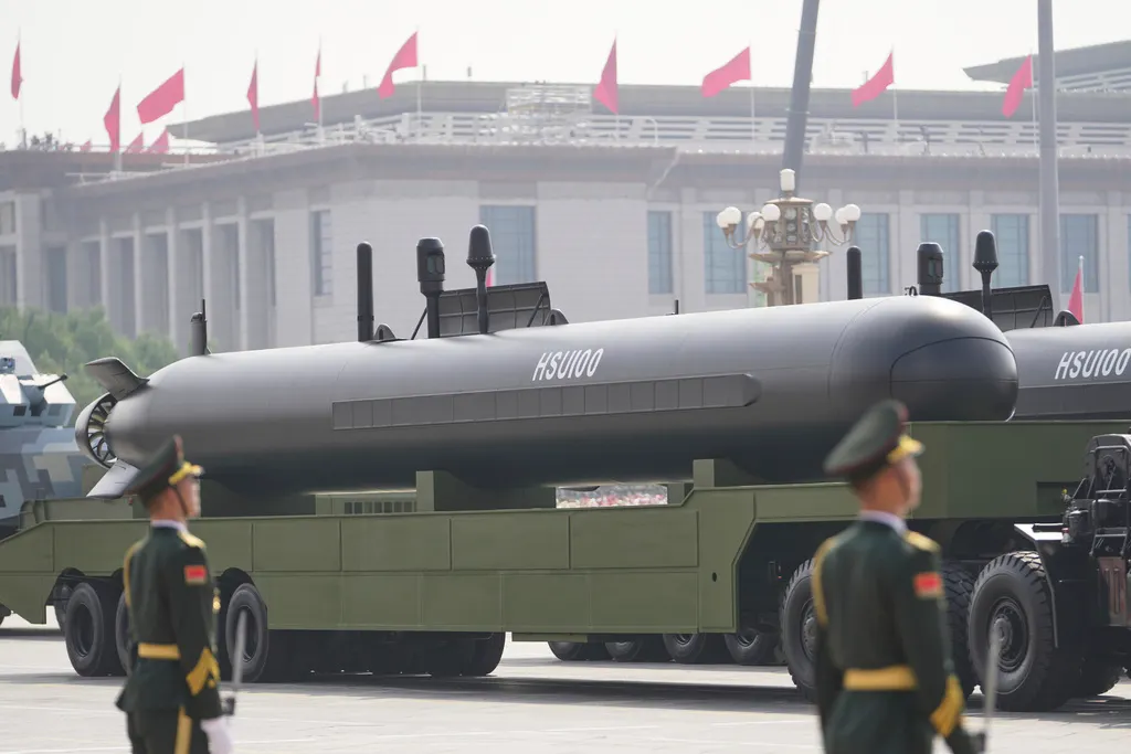 中国9/3の閲兵式では、コードネーム「HSU100」の無人潜水機が展示された。（AP通信）