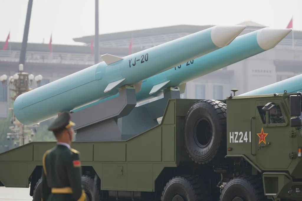 中国9/3在北京天安門で盛大な閲兵式が行われ、鷹撃（YJ）-20型高超音速対艦ミサイルが初登場。（AP通信）