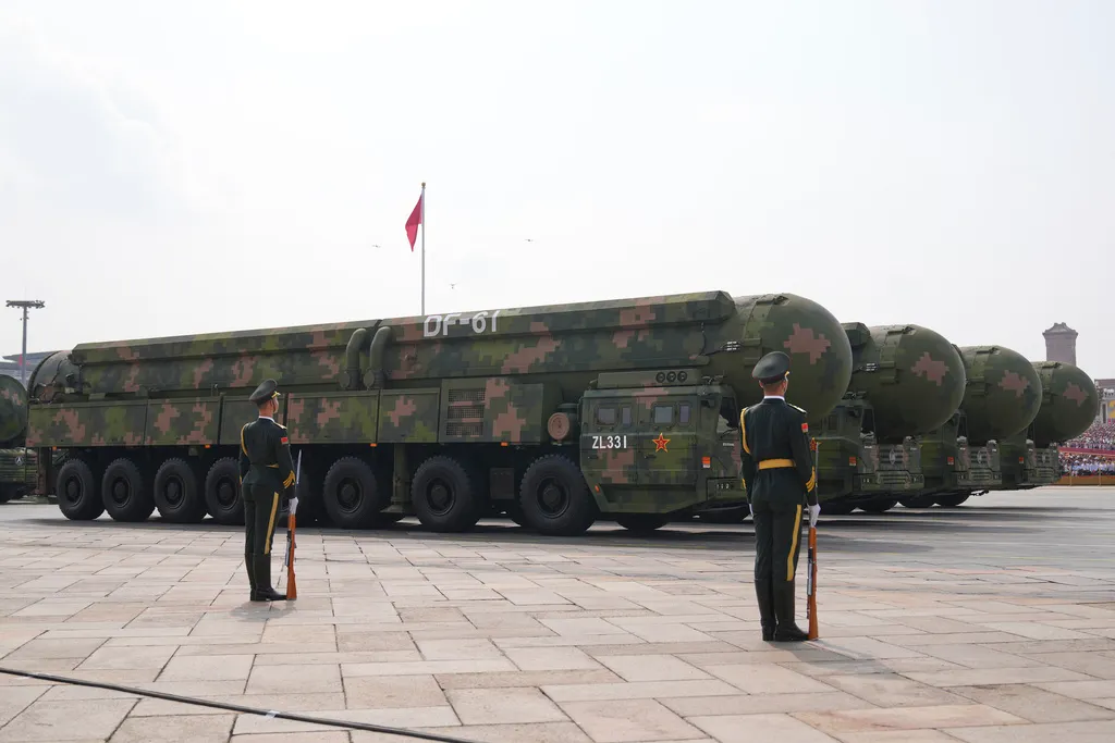 中国9/3在北京天安門で盛大な閲兵式が行われ、東風-61型（DF-61）大陸間弾道ミサイルが初登場。（AP通信）