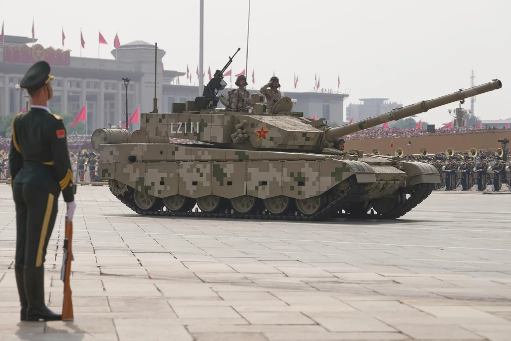 人民解放軍の装甲車が閲兵式を通過。（AP通信）