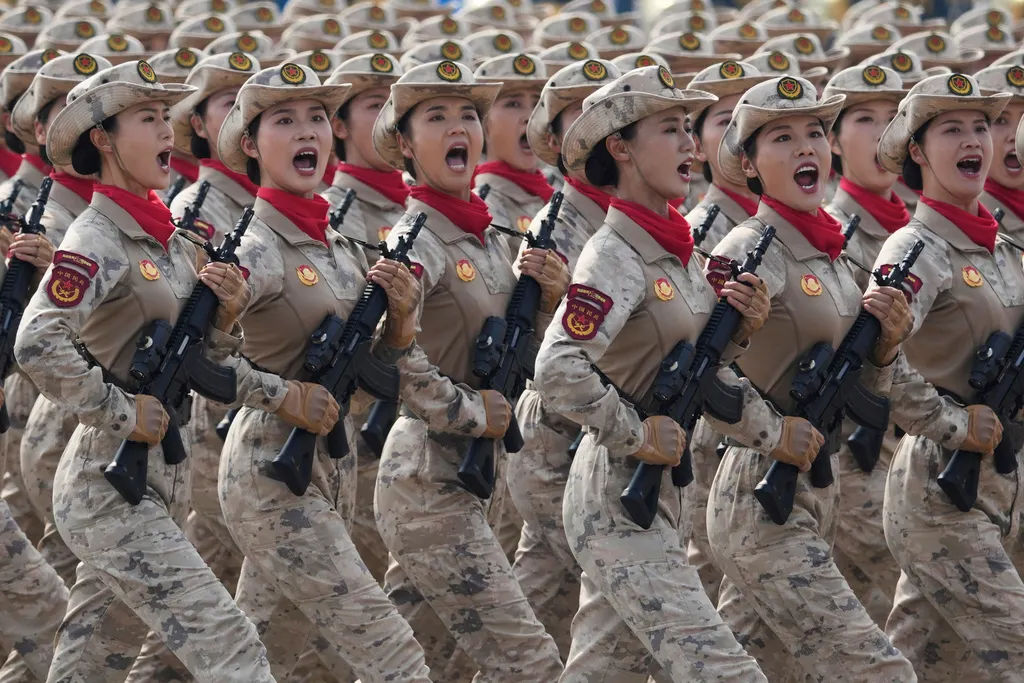 中国9/3在北京天安門で盛大な閲兵式が行われ、第二次世界大戦終結80周年を記念する。（AP通信）