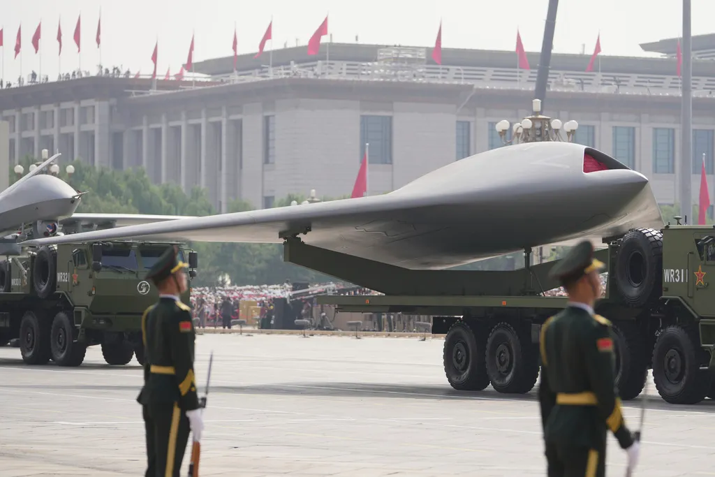 中国9/3在北京天安門で盛大な閲兵式が行われ、攻撃-11無人機が初登場。（AP通信）