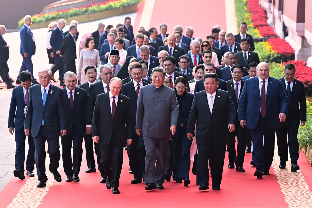 習近平（中央）、金正恩（右前）、プーチン（左前）、20名の各国指導者が閲兵会場に向かう。（AP通信）