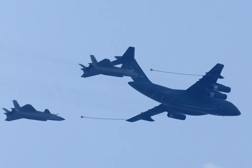 中国9/3在北京天安門で盛大な閲兵式が行われ，2機の戦闘機と運20が編隊を組み会場上空を飛行する。（AP通信）