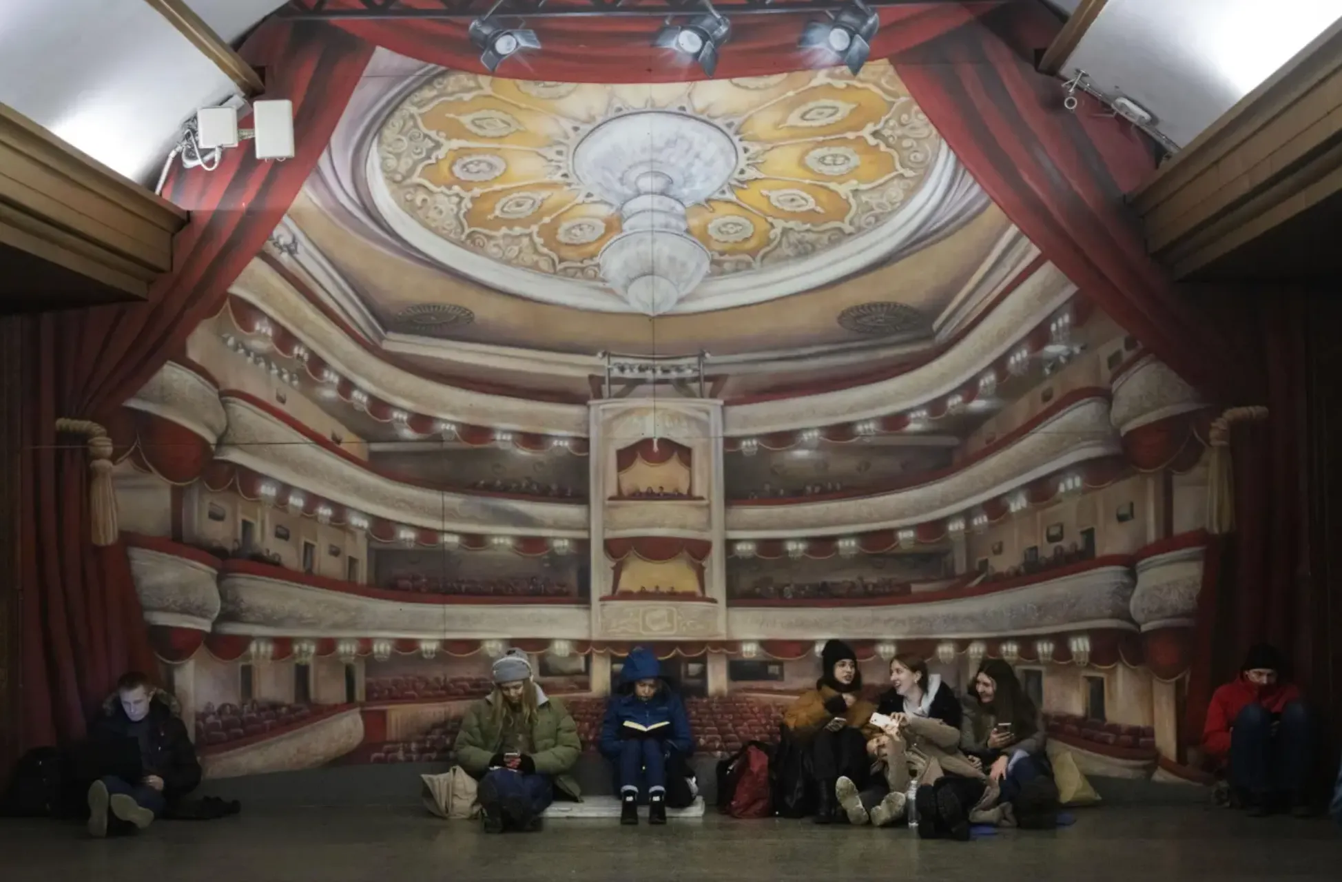 基輔地鐵成了烏克蘭人躲避俄羅斯空襲的避難所。（美聯社）