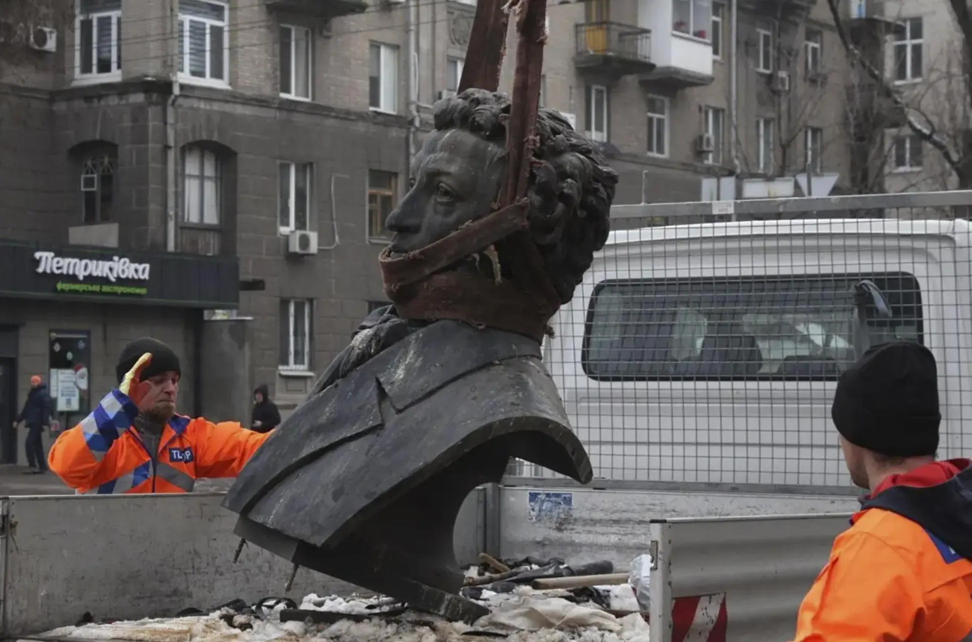 2022年12月16日，烏克蘭移除了一座位於聶伯城的普希金（Alexander Pushkin）雕像。普希金是19世紀俄國詩人，常被當作「俄羅斯性」（Russianness）的象徵。（美聯社）