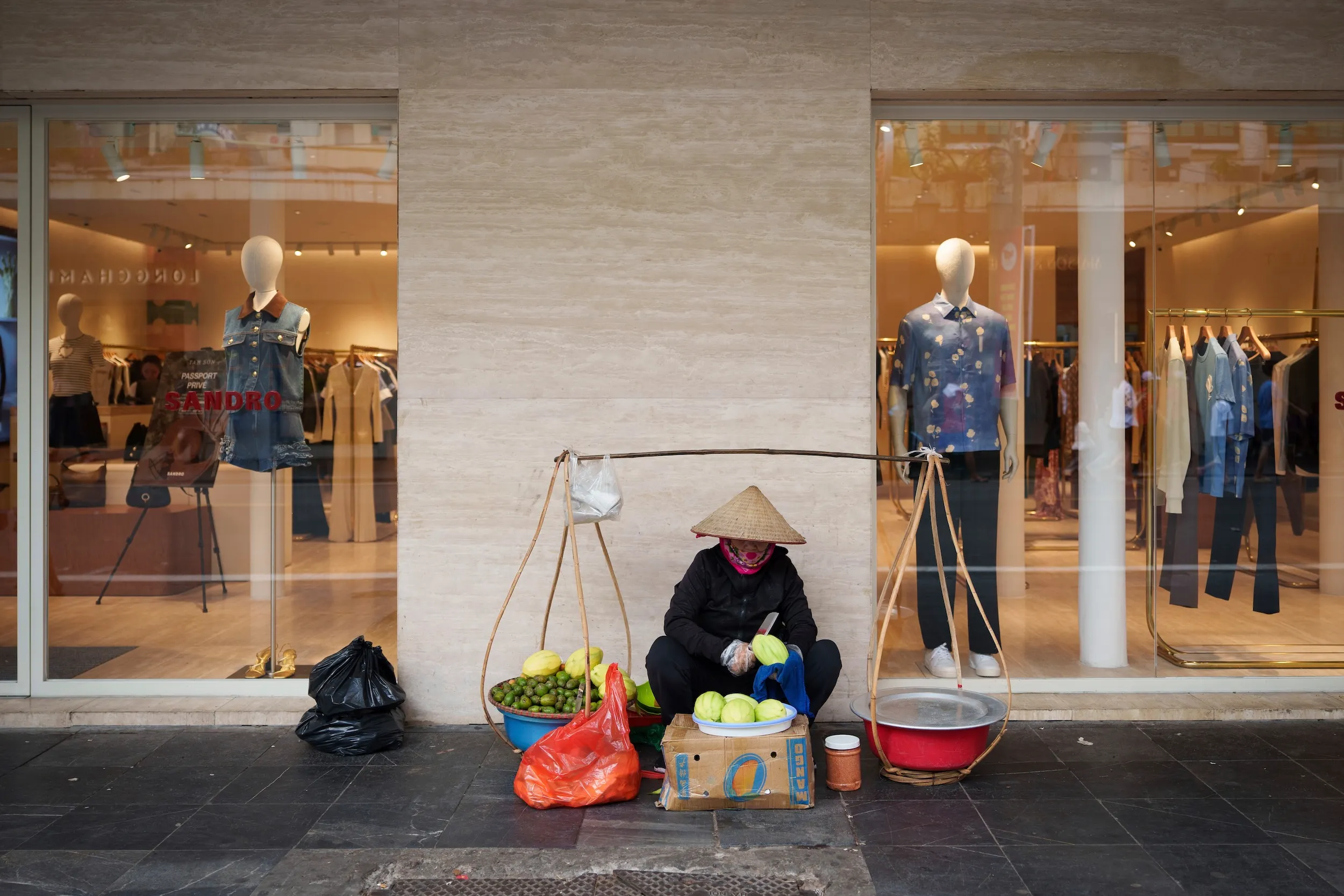 2025年8月31日，一位水果小販在越南河內老城區等候顧客。（美聯社）