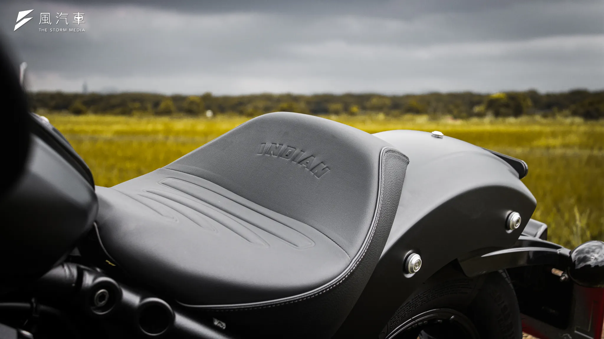 Indian Sport Scout座位與其他運動車款一樣採用單座設計，並在在座墊上有立體壓紋