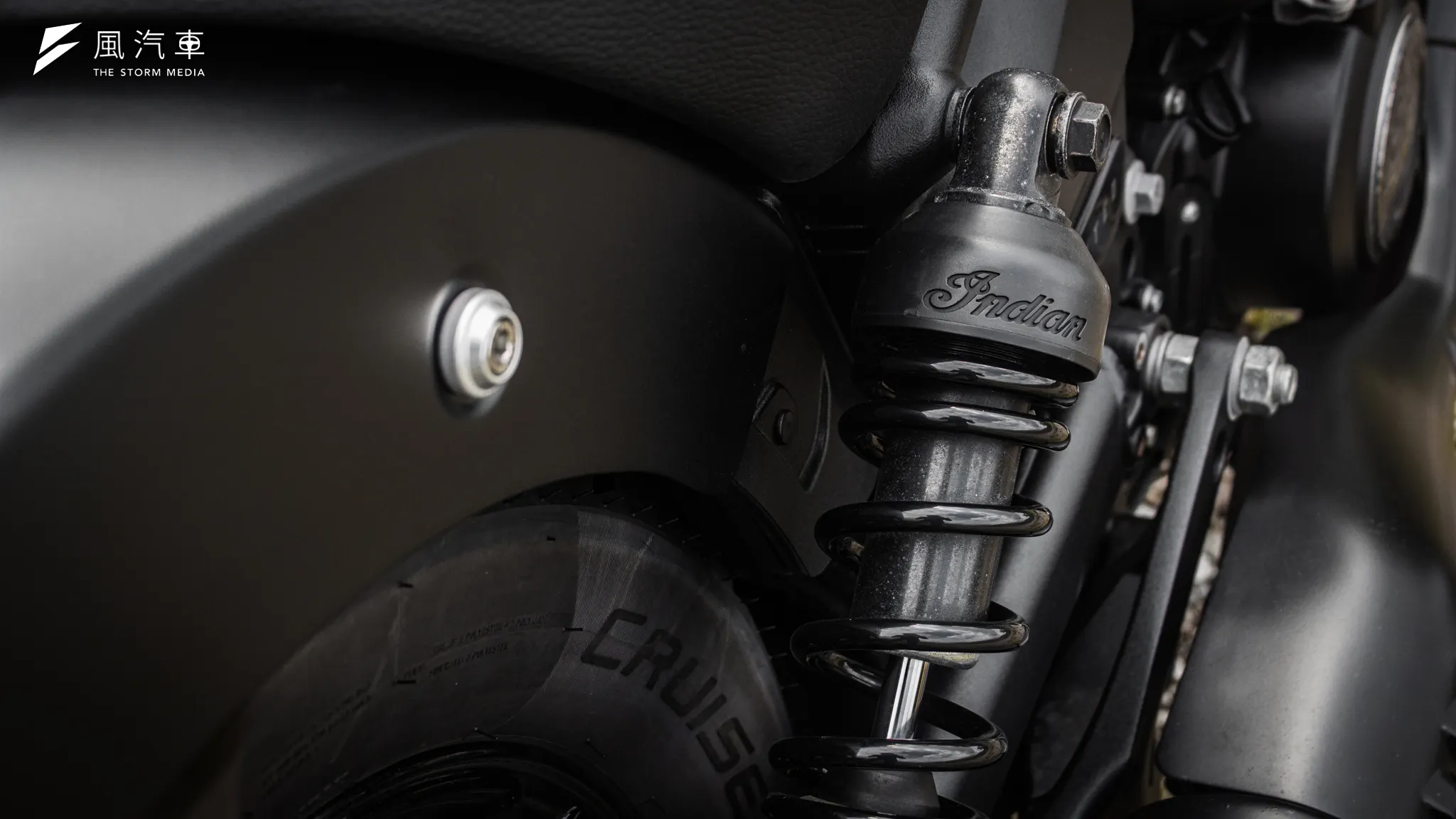 後懸吊為雙槍避震器設定，行程上對比前懸吊明顯要短上許多。