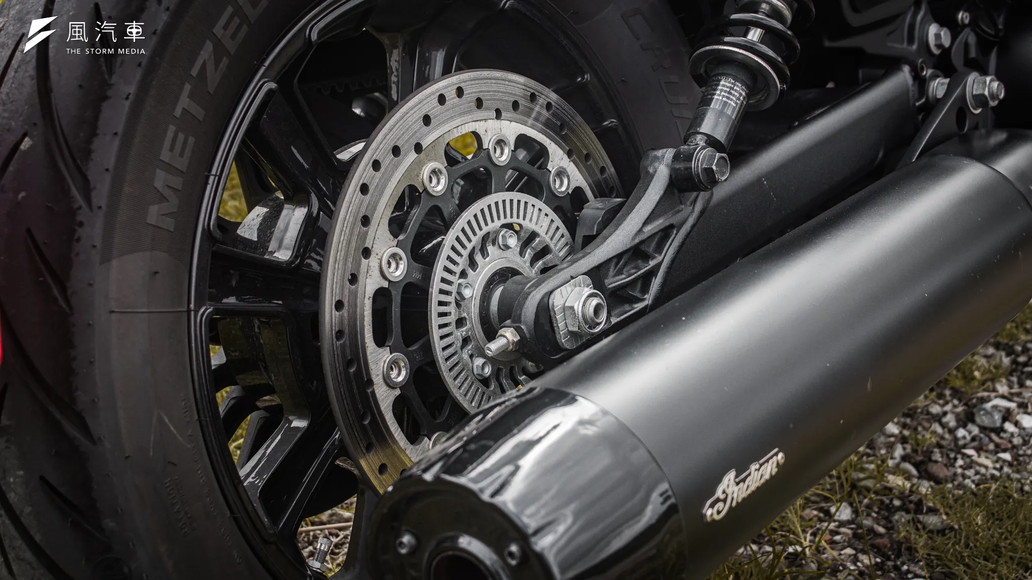 後輪為 150/80 ZR16 的配置，制動方面則為單向單活塞卡鉗+298mm 的浮動碟盤。