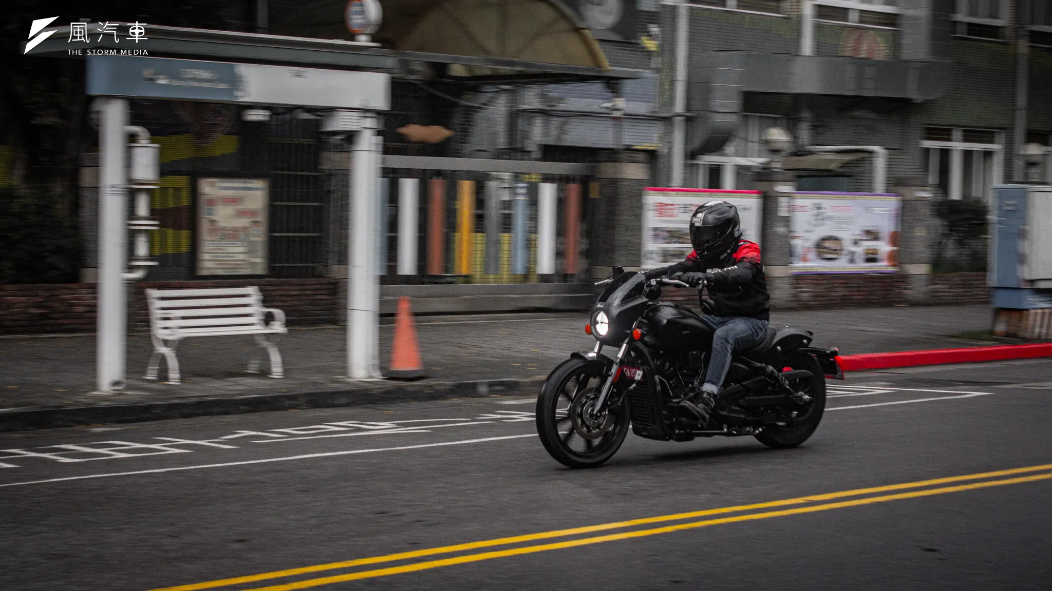 Indian Sport Scout低伏的車身讓騎士能夠被包覆在整流罩後方氣流內，面對加速時的撞風也不易疲憊。