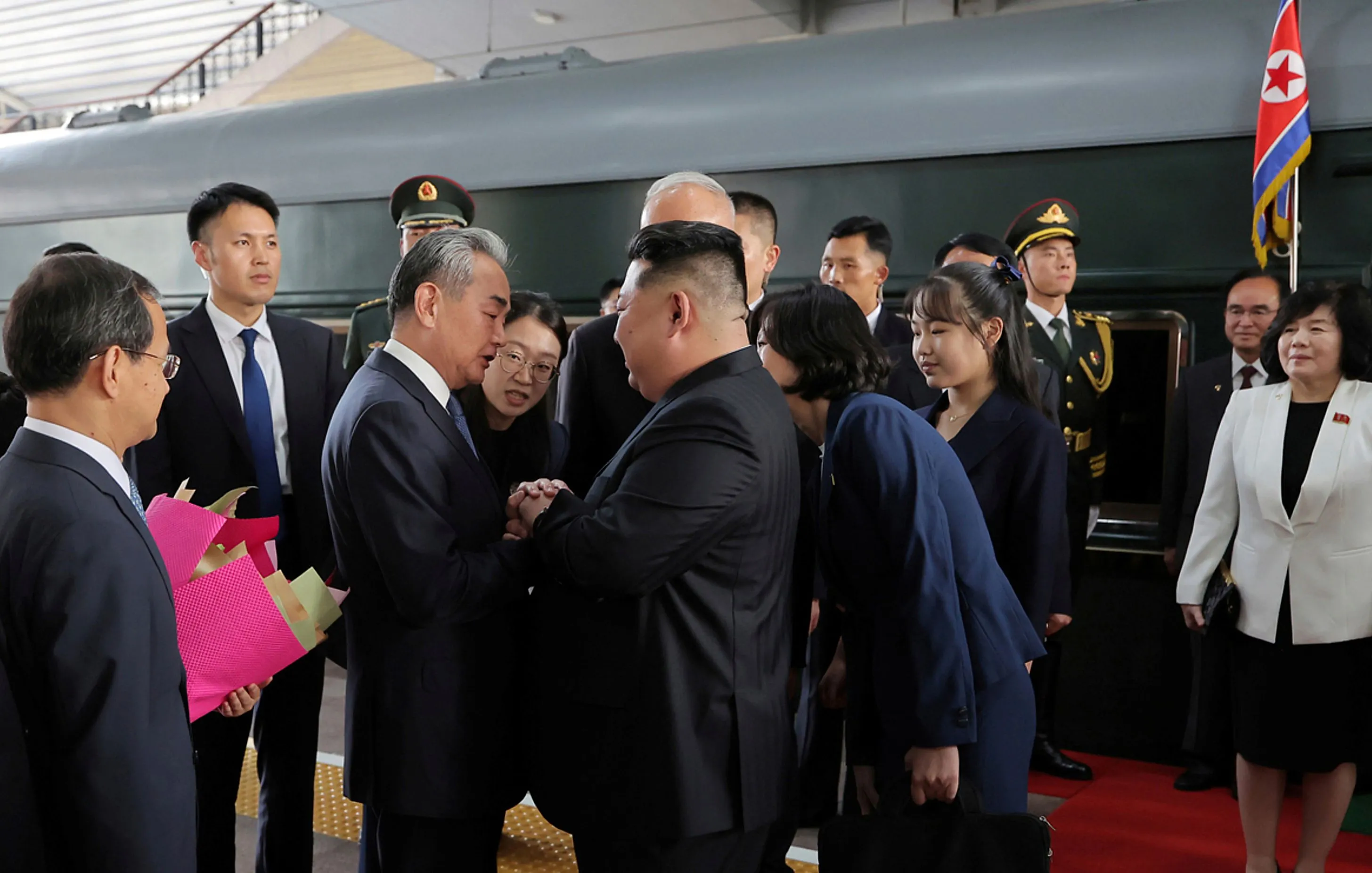 北韓最高指導者金正恩（中）搭乗專輛電車抵达北京，女儿金主爱（中右）跟随首次出国访问。（美联社）