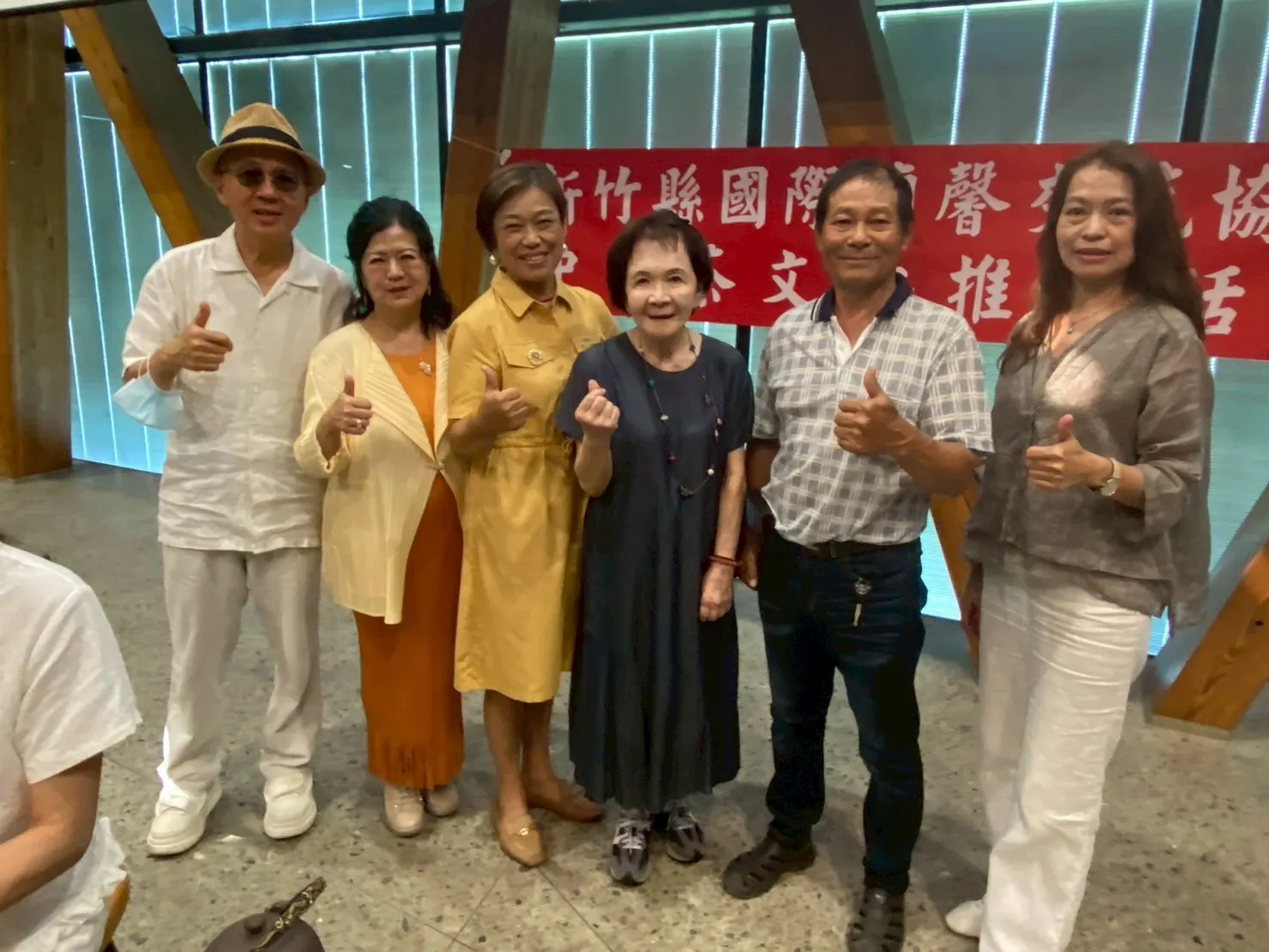 竹縣國際蘭馨交流協會辧理茶文化研習，重要推手為姚瓊珠（左二起）、謝馥鎂、李幸慧、楊瑞隆及楊玉華。（圖／竹縣國際蘭馨交流協會提供）