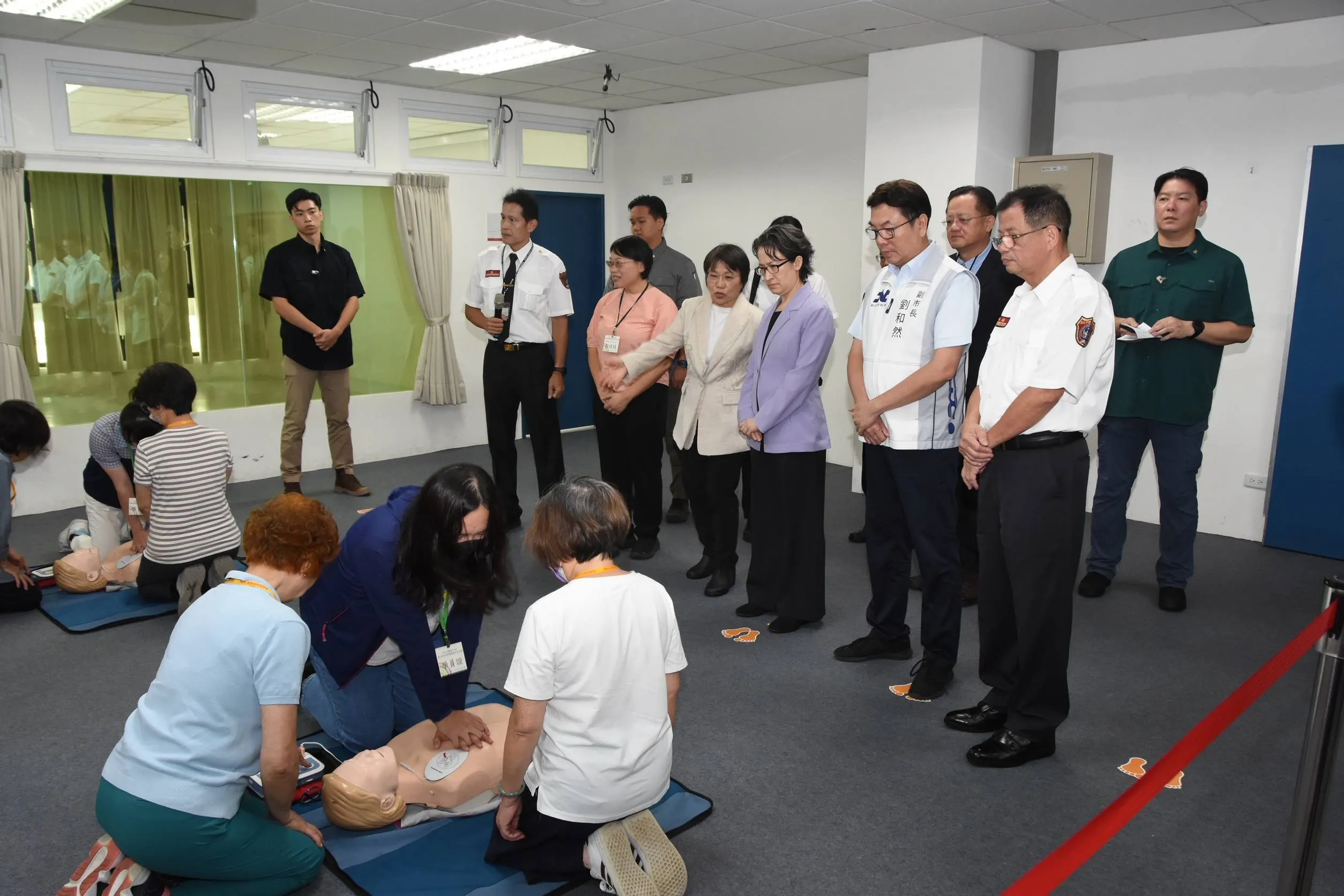 20250904-副總統蕭美琴、內政部長劉世芳、台灣主婦聯盟生活消費合作社理事主席彭桂枝、新北市副市長劉和然、消防署長蕭煥章及新北市消防局長陳崇岳4日出席「114年度防災士培訓融入合作教育」首場培訓。（內政部提供）