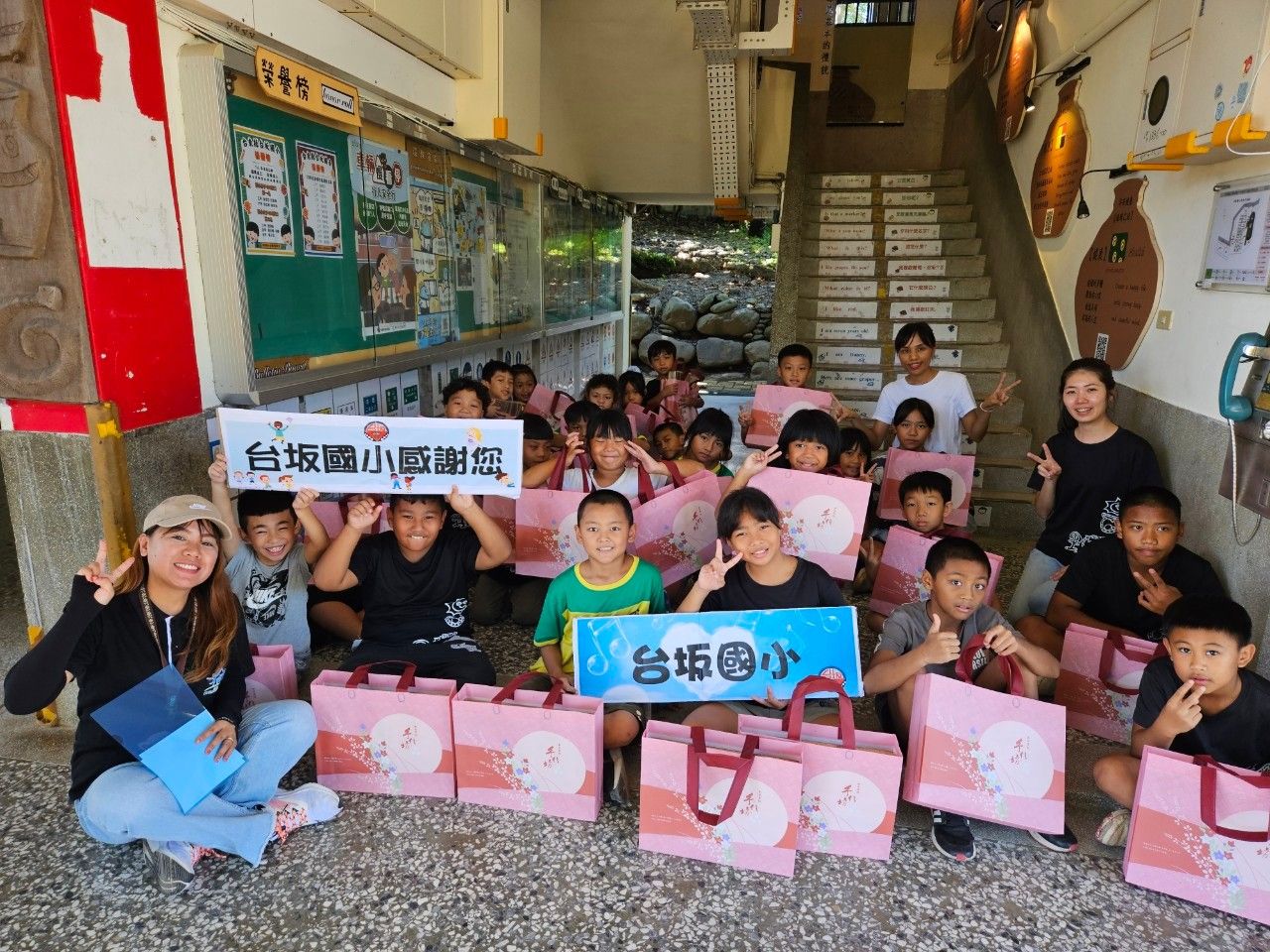 往年收到中秋禮盒的孩子，都帶著滿足、感謝的心情。（圖／臺灣自閉兒家庭關懷協會提供）