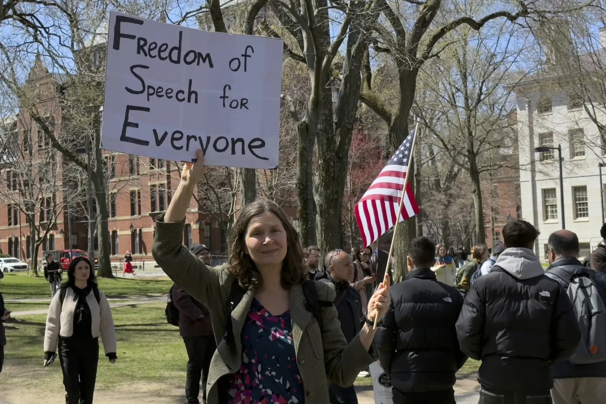 2025年4月17日，哈佛大學的學生、教職員在校園集結，抗議者手中舉著「每個人都有言論自由」的看板。（美聯社）