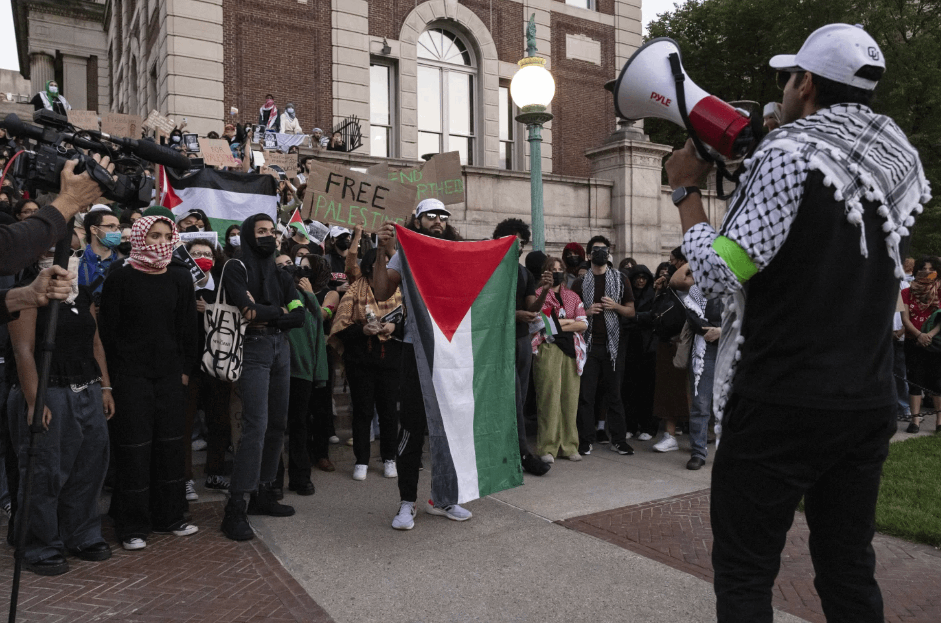 2023年10月12日，美國哥倫比亞大學校園一處支持巴勒斯坦的示威活動。（美聯社）
