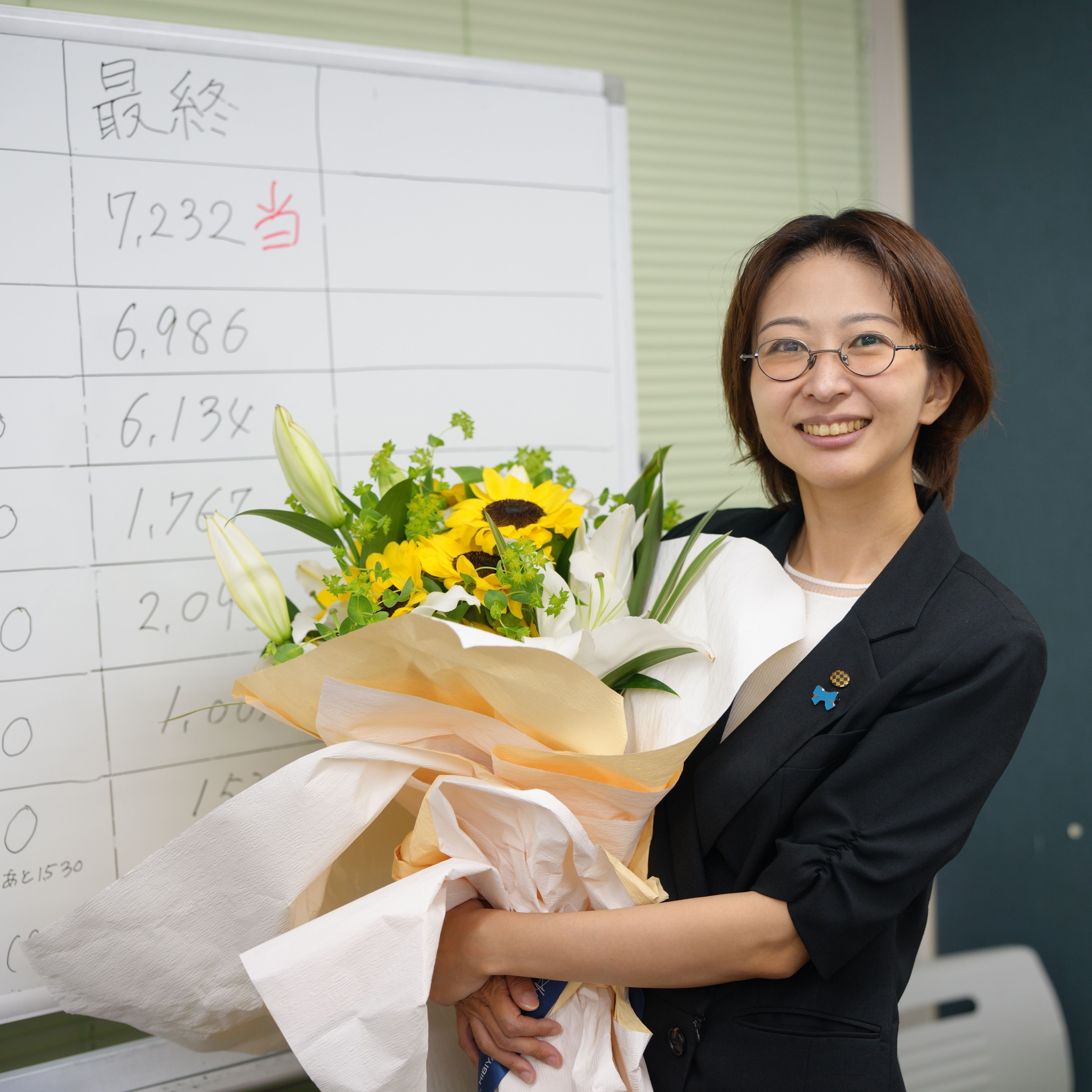自組減稅黨的黨首佐藤沙織里，2025年7月的東京都議會選舉中，僅以8458日圓選舉經費當選，成為千代田區史上首位以無所屬當選的議員。（減稅黨提供）