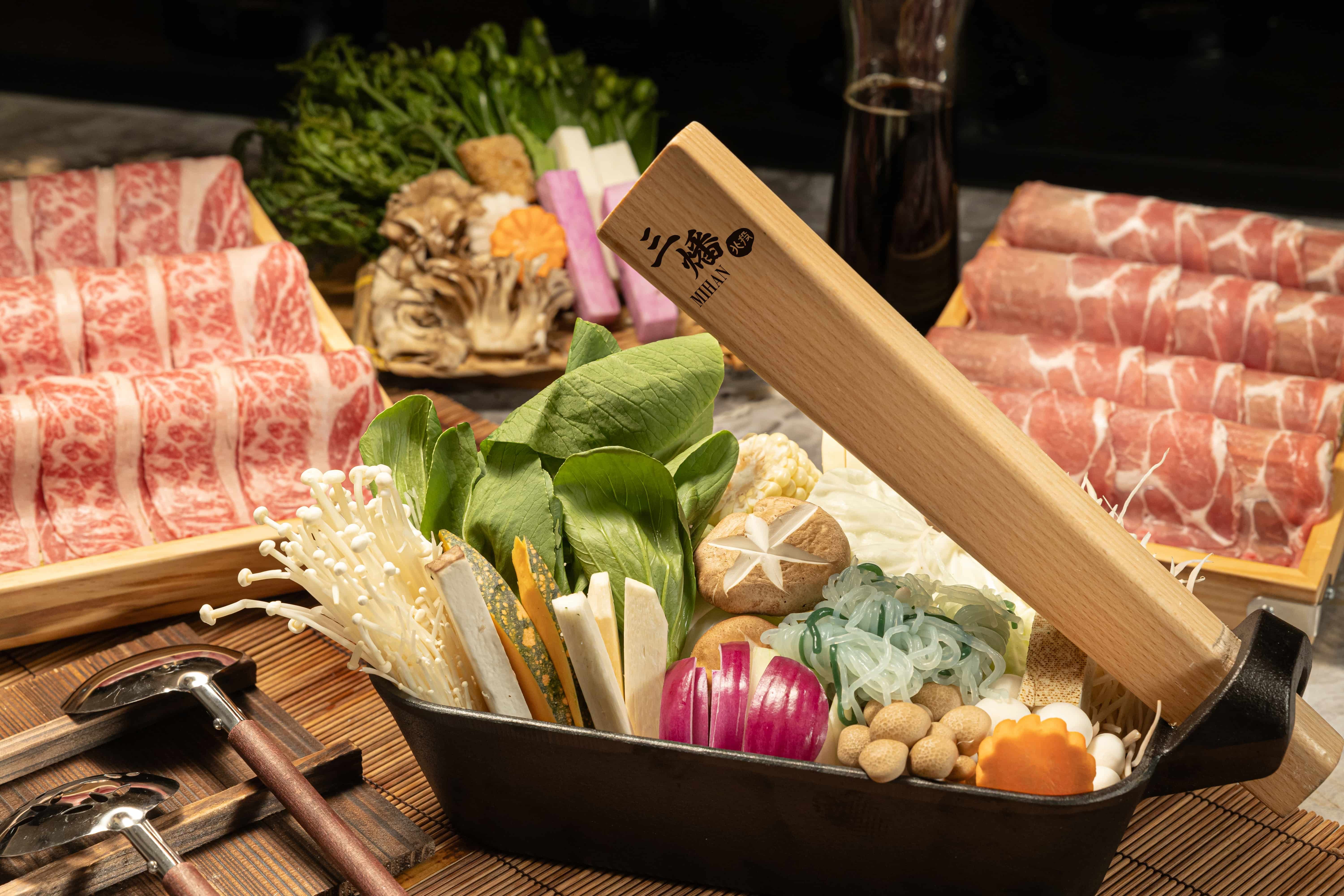 「三燔北投」主打和風涮涮鍋與壽喜燒，嚴選新鮮食材入鍋，佐以濃濃的日式氛圍。（圖/台北晶華提供）