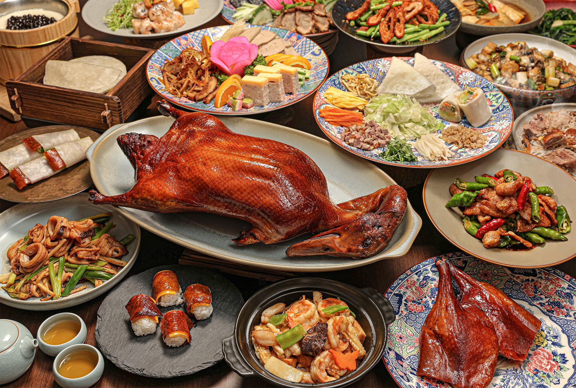 「泉源閣」最新推出「總舖師烤鴨六吃辦桌宴」，集結烤鴨握壽司、片皮鴨捲等一鴨六吃料理，搭配台菜精緻冷盤及經典熱炒，讓旅客在泡湯後可大快朵頤。（圖/台北晶華提供）