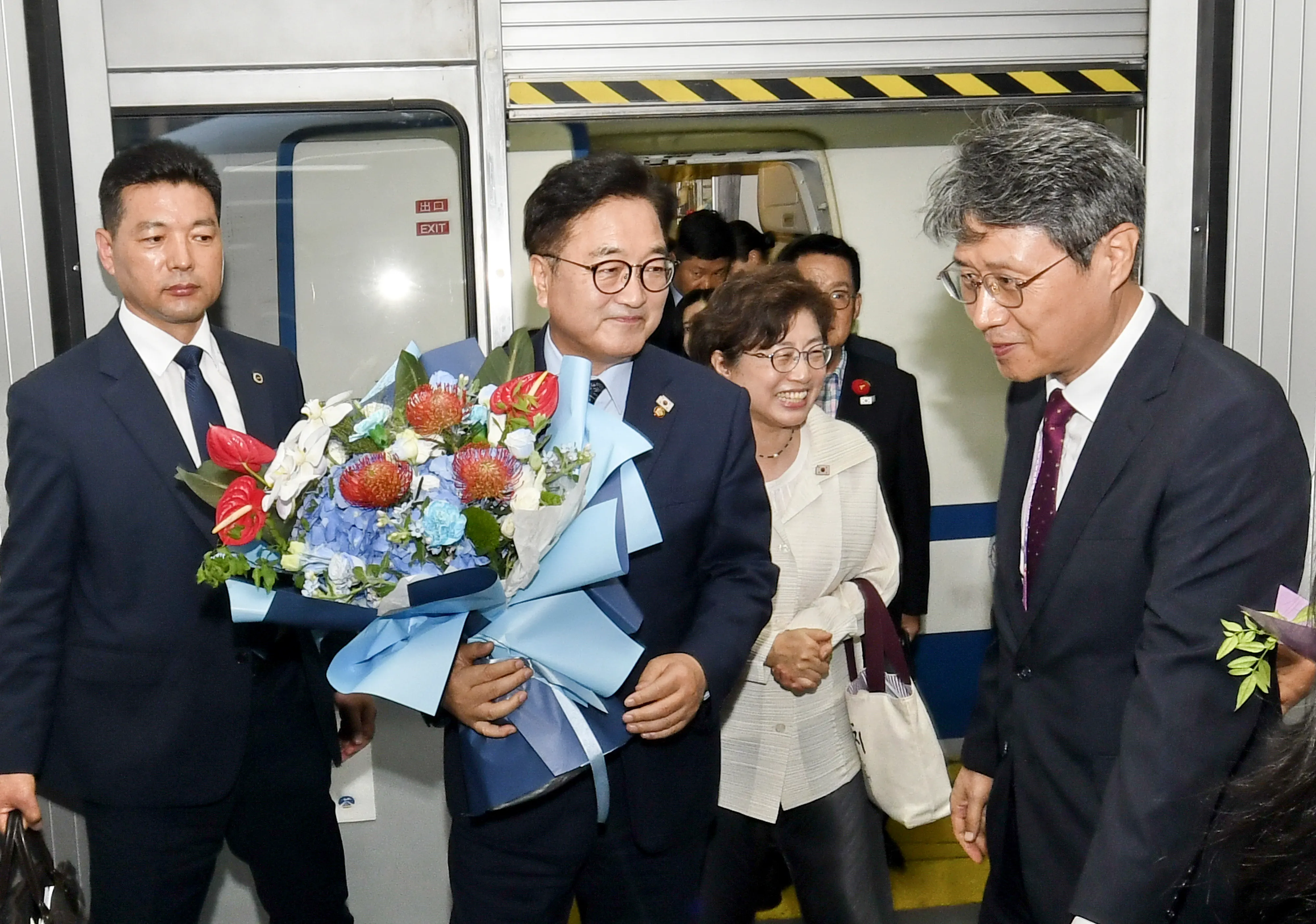 9月2日，赴中國參加九三閱兵的南韓國會議長禹元植（中）抵達北京。（新華社）