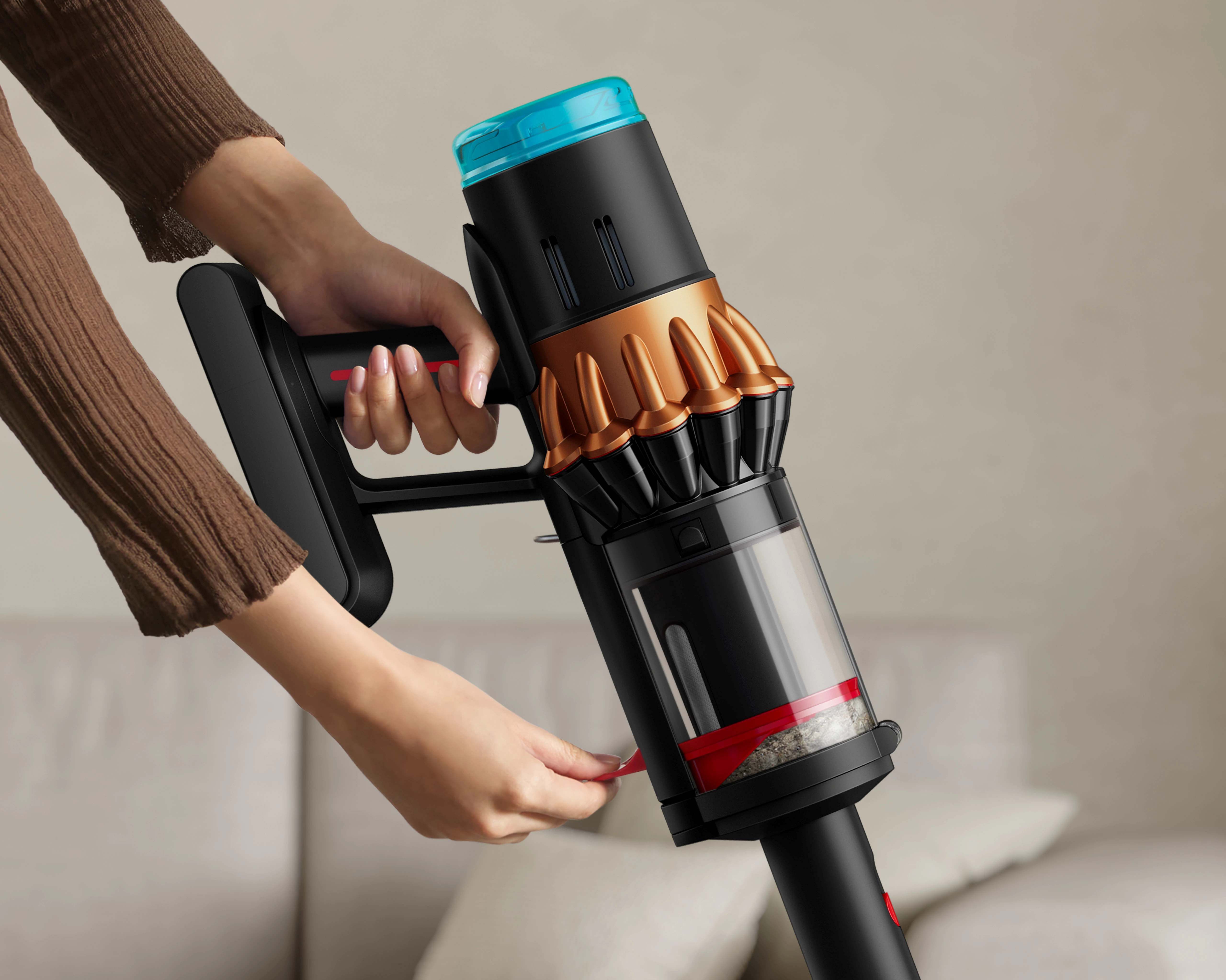 CleanCompaktor™ 集塵筒提升六倍集塵能力，不僅能容納多達30天的灰塵，也讓傾倒時更加乾淨俐落，不再擔心揚塵問題。