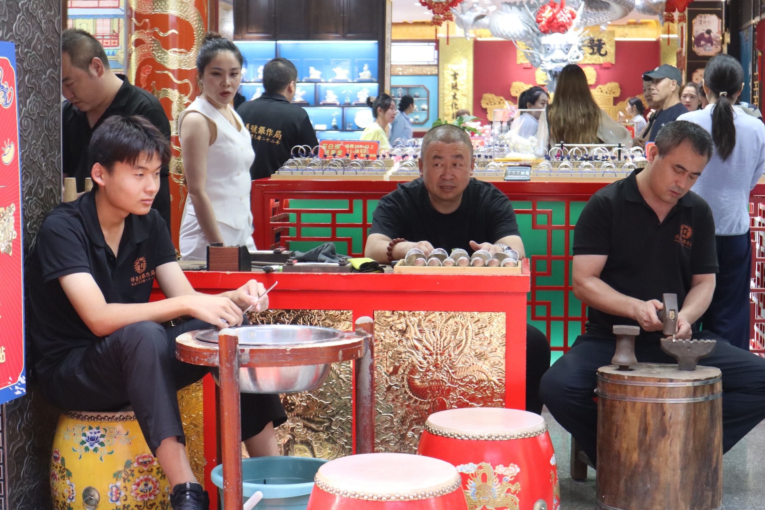 2025年9月5日，中國北京前門大街，打製銀器的工匠。（馬安妮 攝）