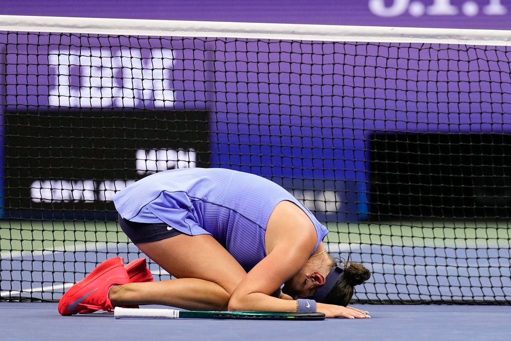 7月剛在溫網締造「雙貝果」慘案的美國好手安妮西莫娃，美網四強逆轉大坂直美，激動地跪倒在場上。（美聯社）