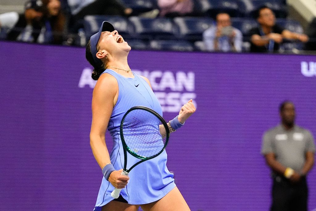 7月剛在溫網締造「雙貝果」慘案的美國好手安妮西莫娃，美網四強逆轉大坂直美，激動地放聲大喊。（美聯社）