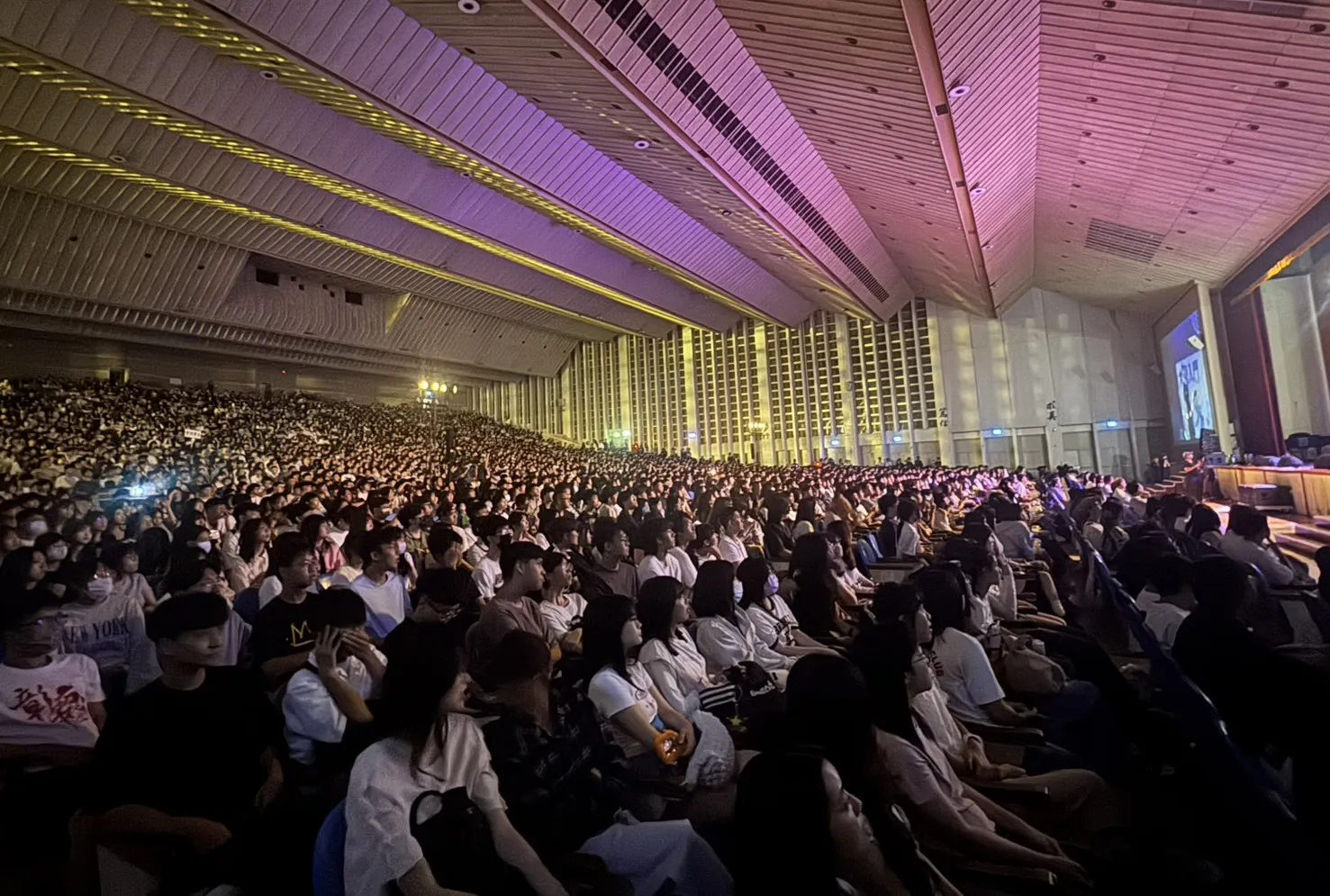 東海大學校長張國恩以棒球與AI精神勉勵新生勇敢上場，更帶領一級主管大跳「台灣尚勇棒球應援舞」。(圖/東海大學)