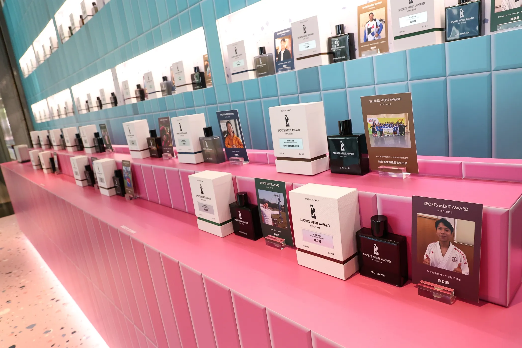 新北體育有功表揚以主題式頒獎典禮為特色，今年主題是『馥郁』融合香氛店意象展出獲獎者經典名句。（圖/新北市政府）