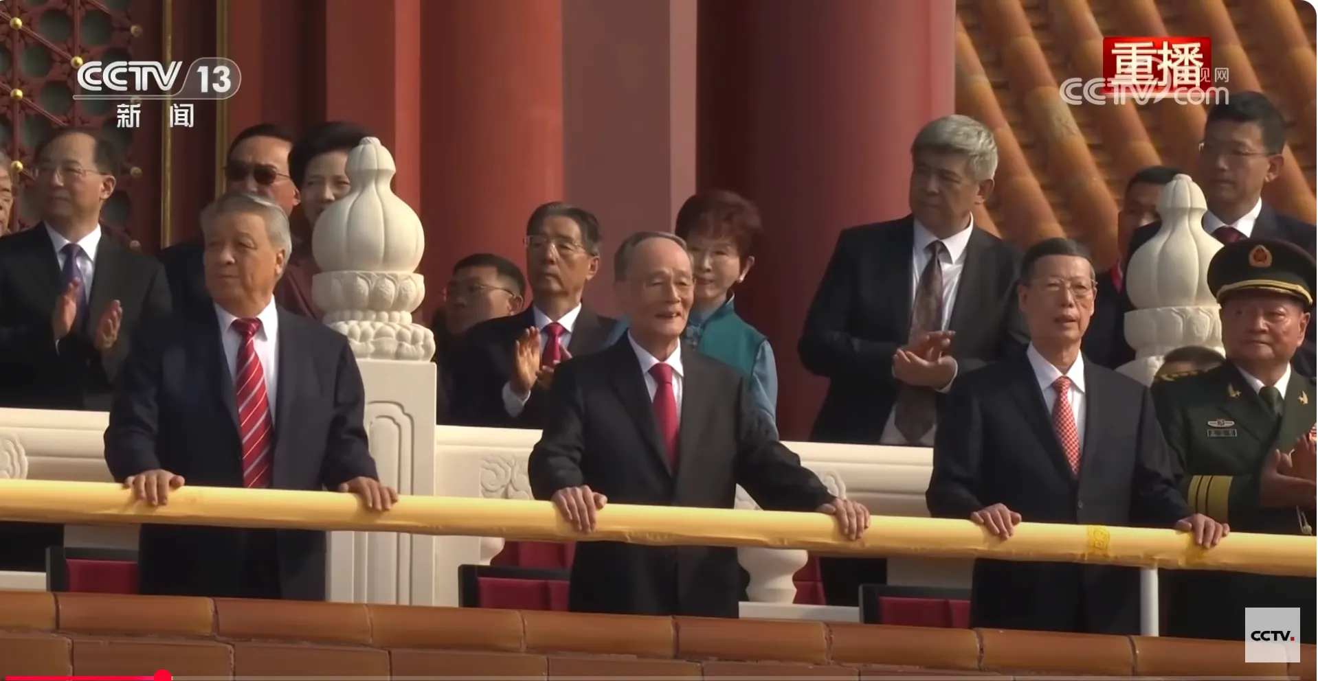 中共93閱兵向全世界秀肌肉，國民黨前主席洪秀柱等人現身天安門城樓觀禮。（央視截圖）