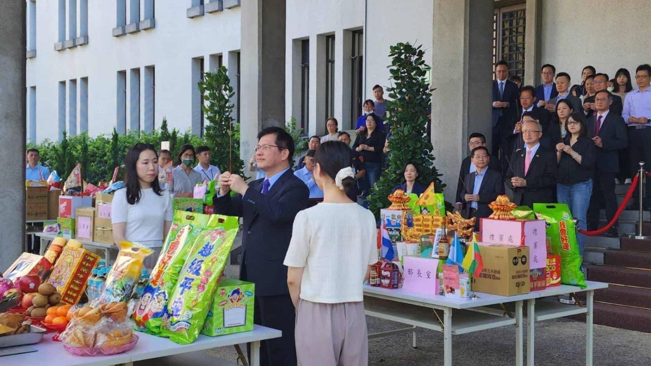 20250905-外交部5日在中元節前夕，由部長林佳龍率領全員舉行普渡祈福儀式。（外交部提供）