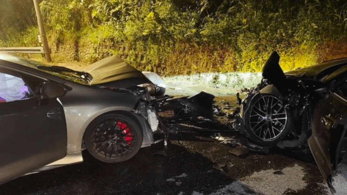 新北市烏來區6日凌晨發生一起嚴重車禍，一輛小客車失控撞上對向保時捷。（圖／翻攝畫面）