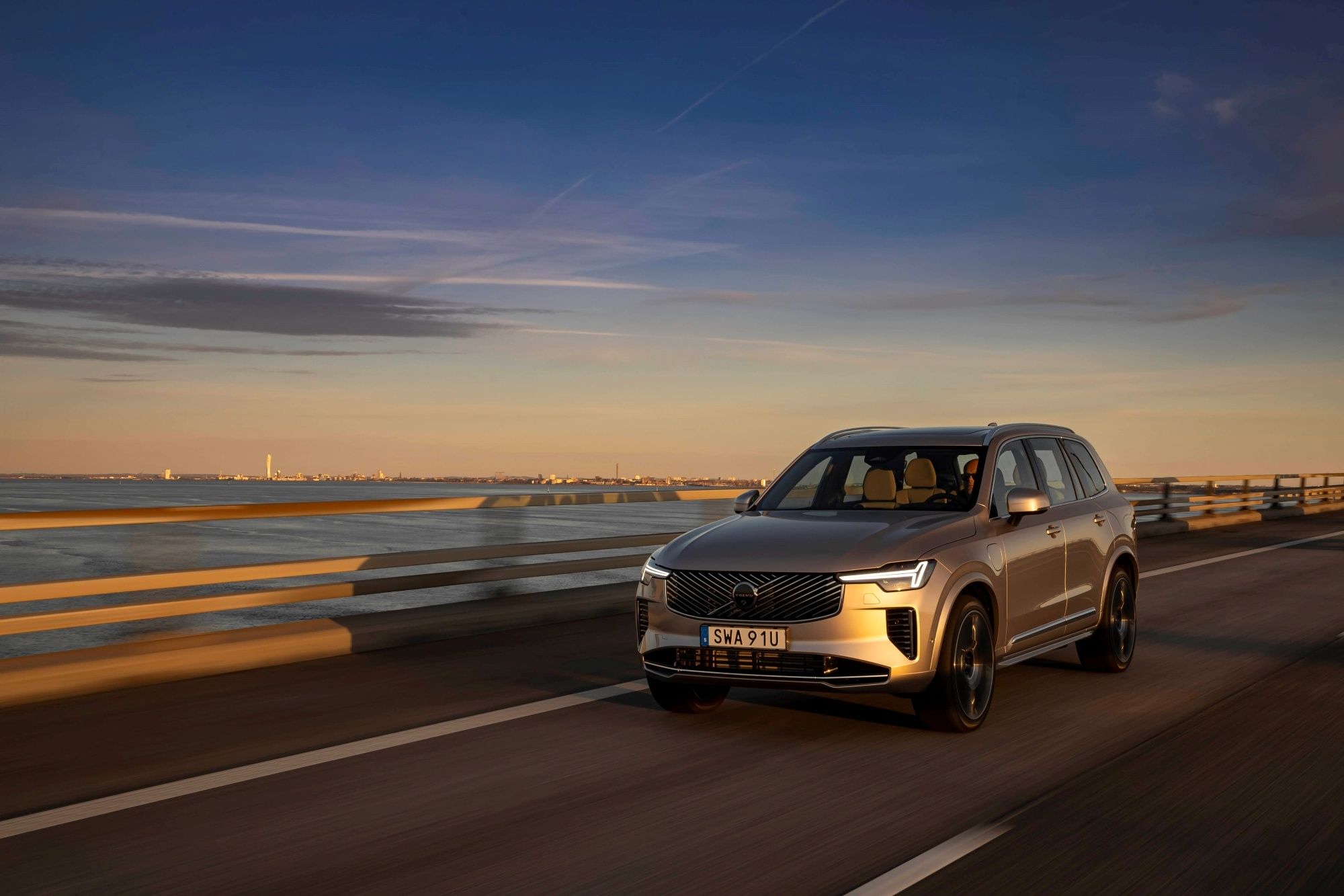 20250907-擁有輕油電與PHEV兩種動力編成的Volvo XC90正式上市，售價295.6萬元起。（國際富豪汽車提供）