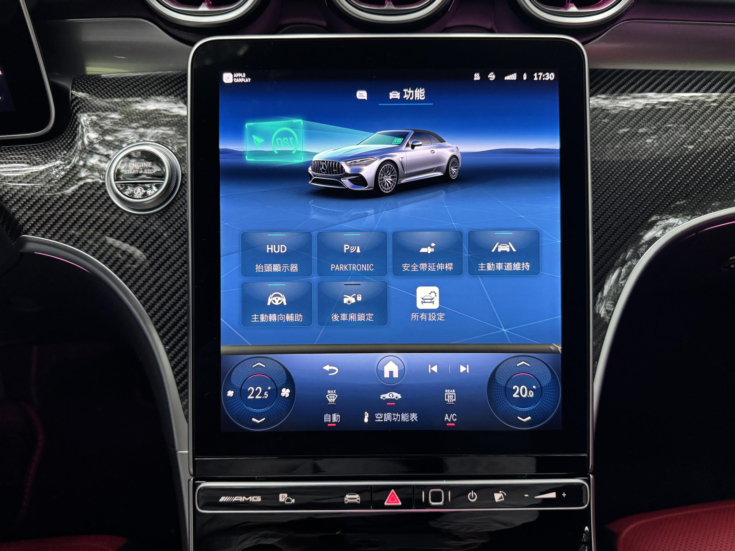 透過11.9吋可調角度的中控螢幕，可以快速進行車輛功能設定。（劉芯衣攝）